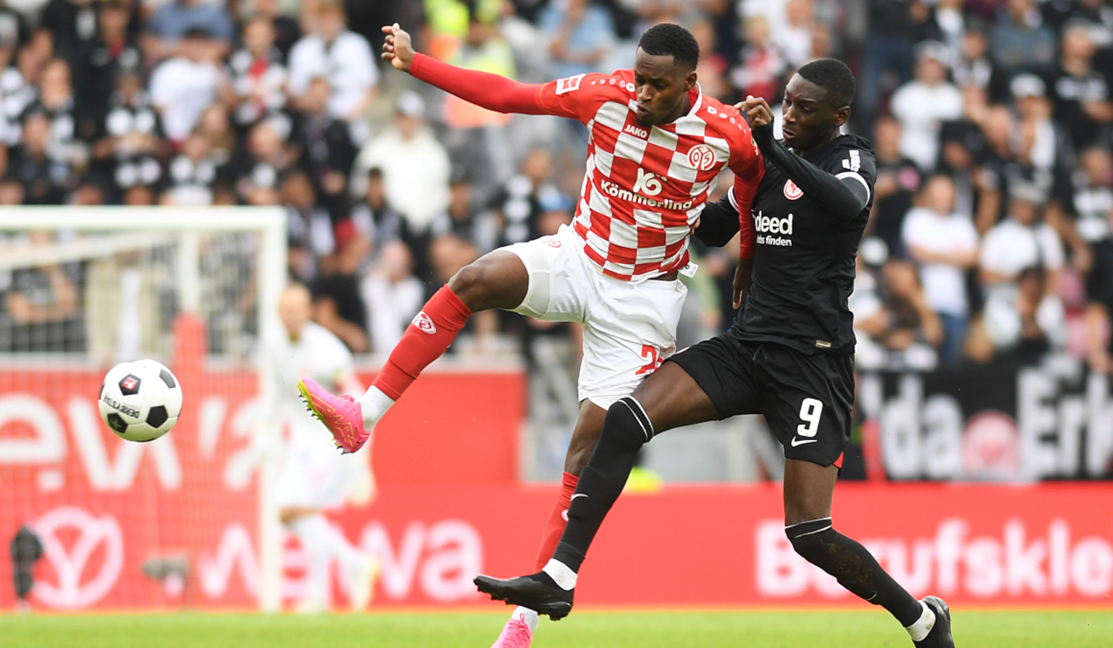 Frankfurt's Kolo Muani skips training to force PSG move