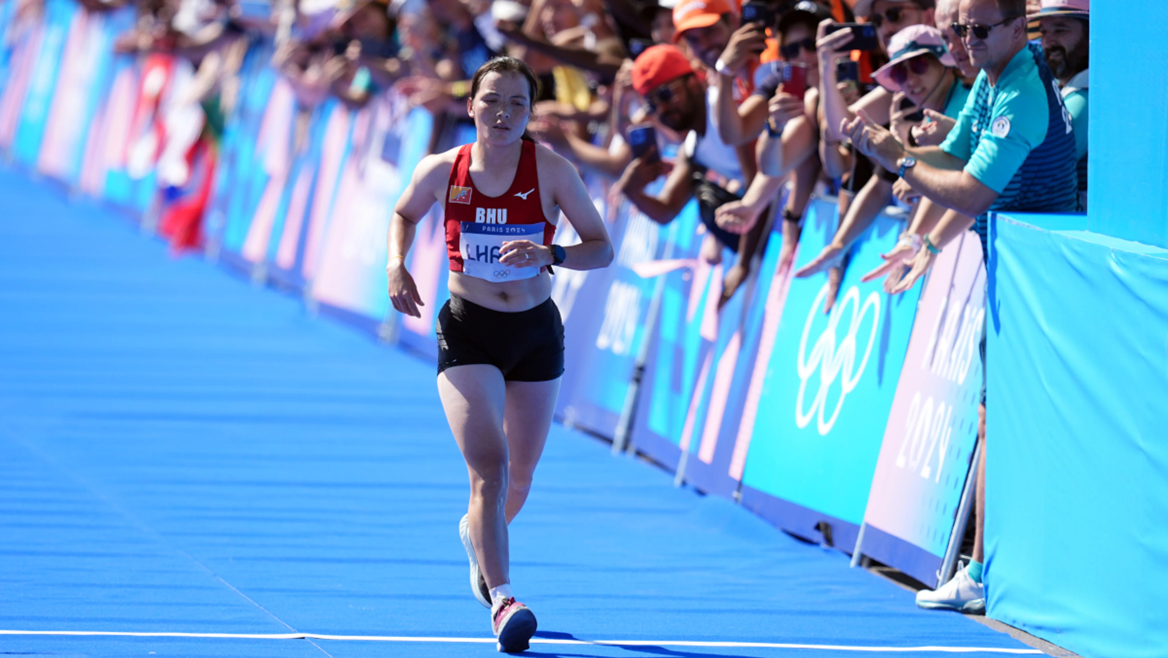 Marathon runner gets standing ovation for last-place finish
