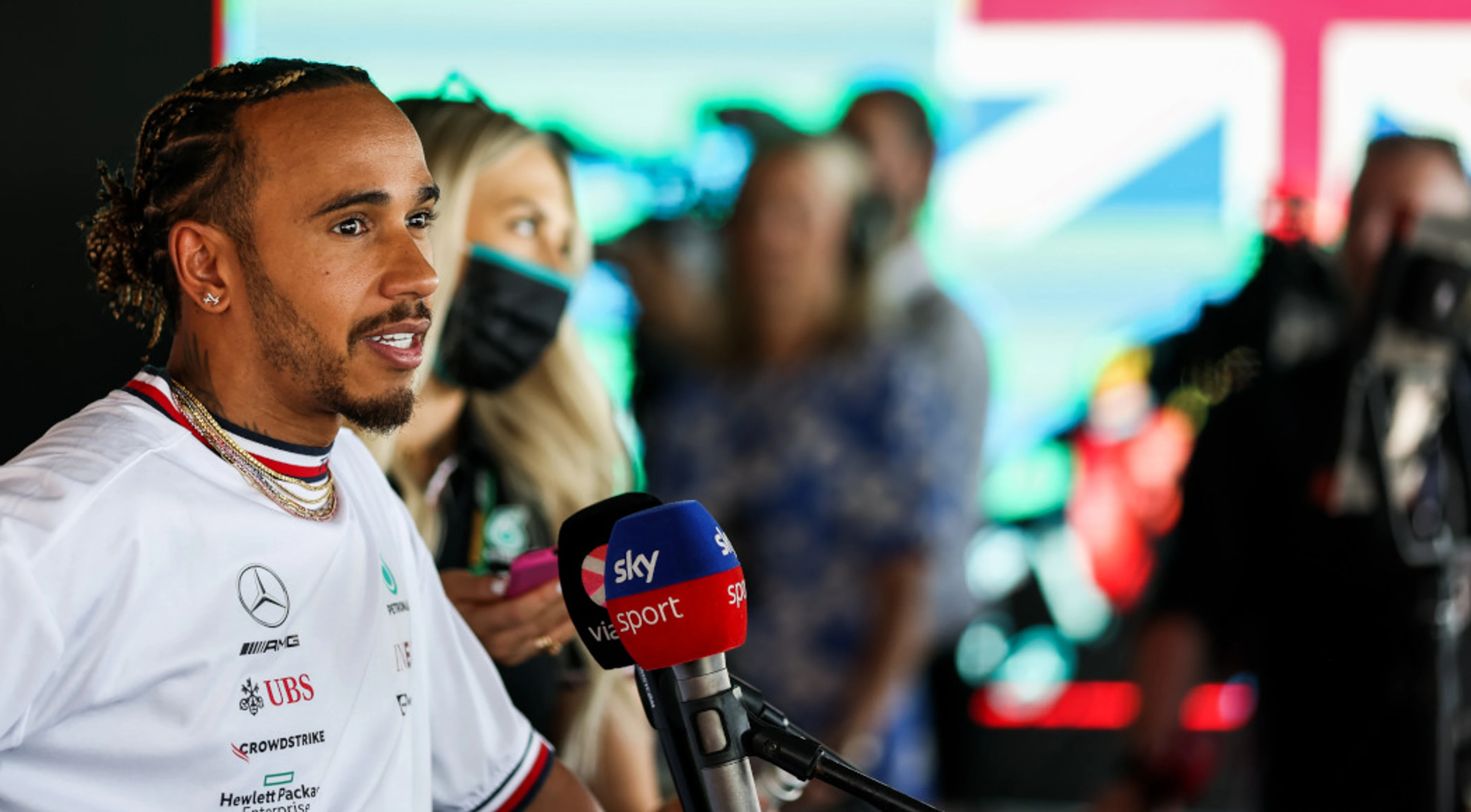 Hamilton takes ownership stake in NFL Broncos