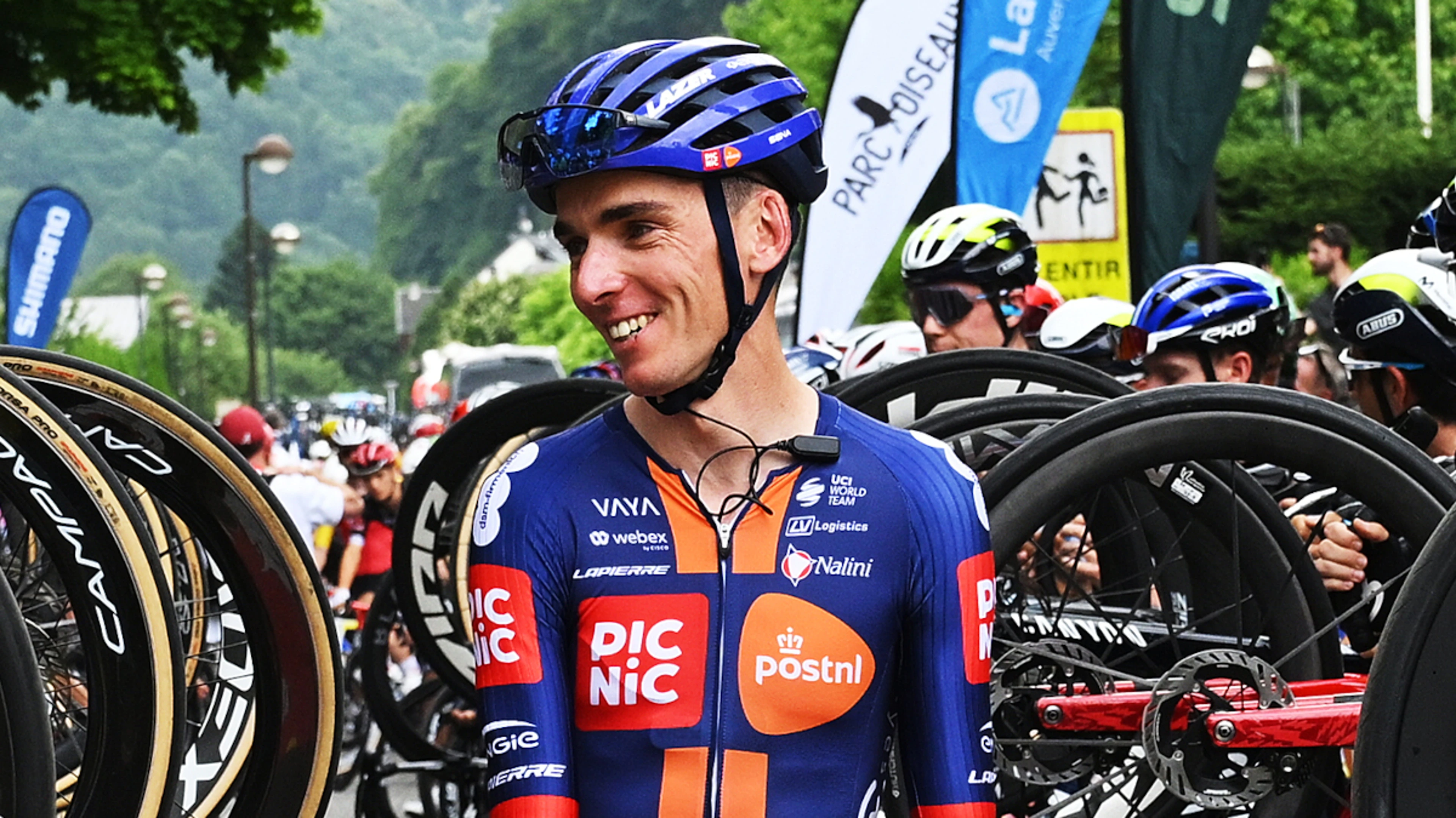 Bardet makes brief Tour appearance as water carrier