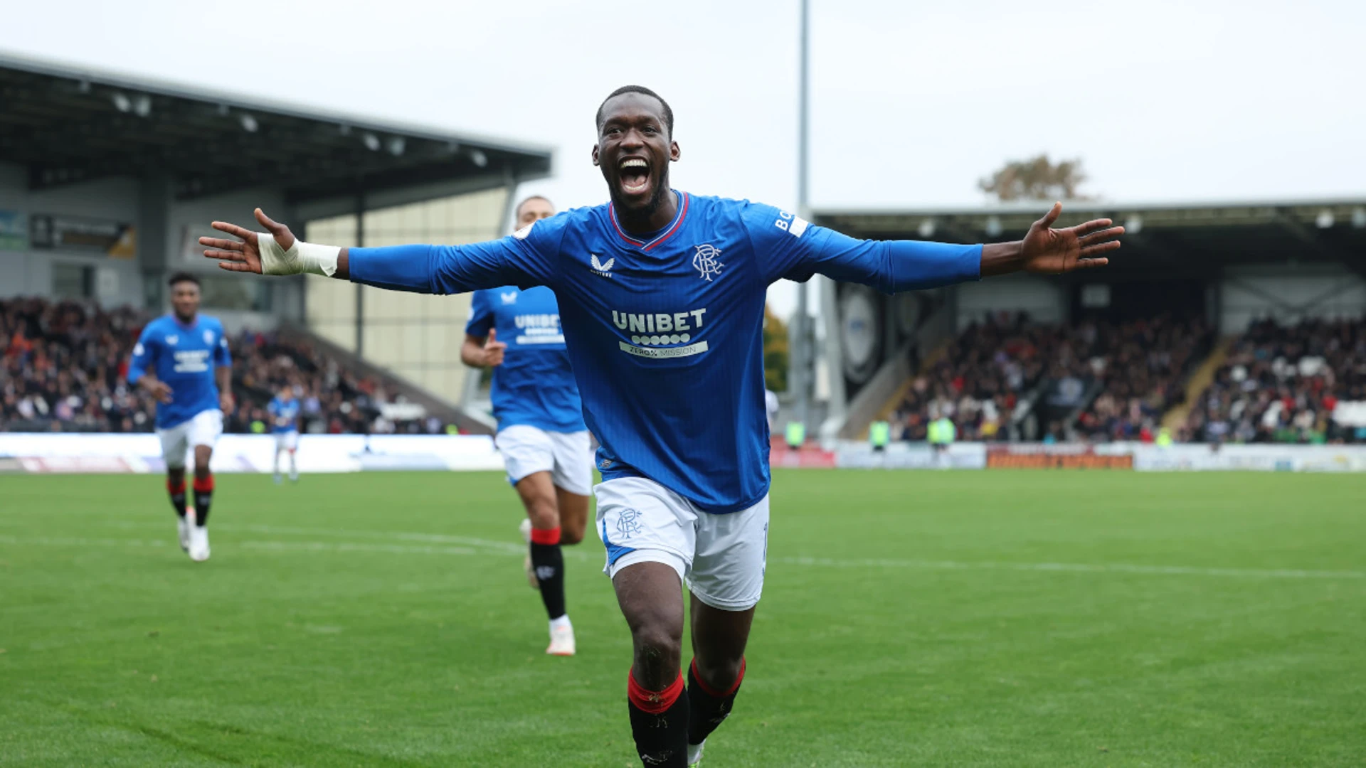 Managerless Rangers leapfrog 10-man St. Mirren into second