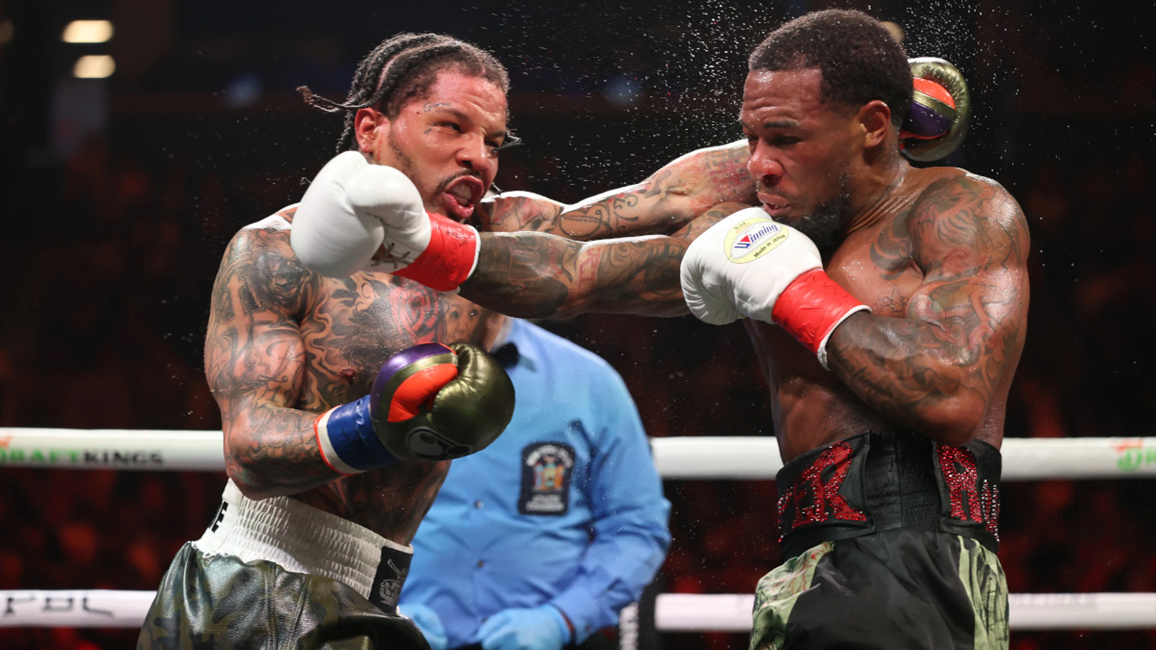 Davis retains WBA lightweight title with majority draw against Roach