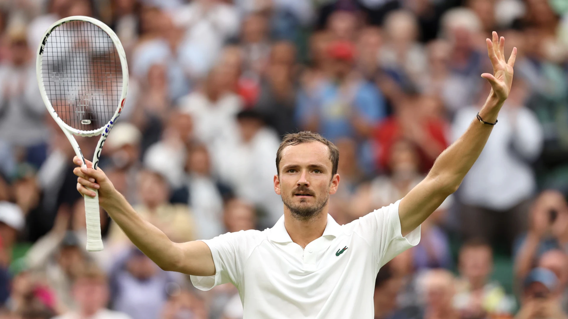 Medvedev survives Muller scare to reach Wimbledon third round