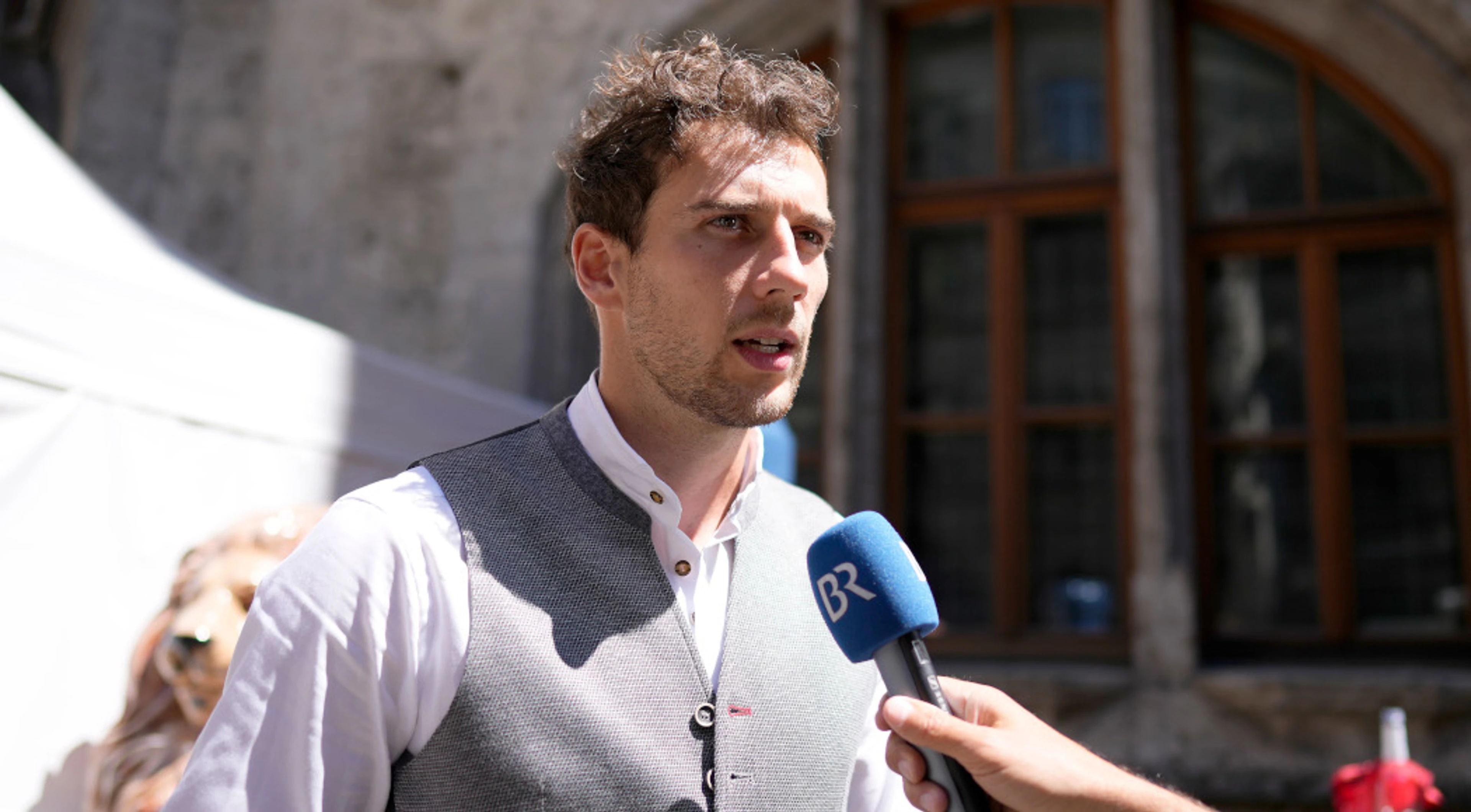 Goretzka tries to calm tension between Bayern, Lewa