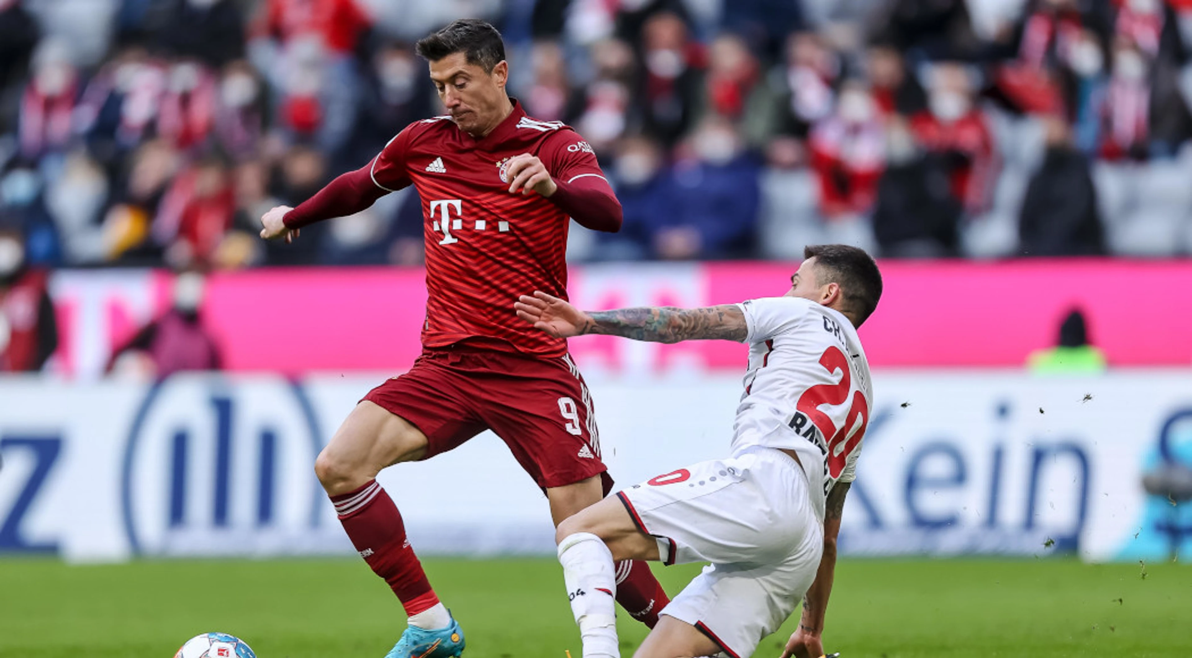 Lewandowski's Bayern contract doubts take focus off Champions League