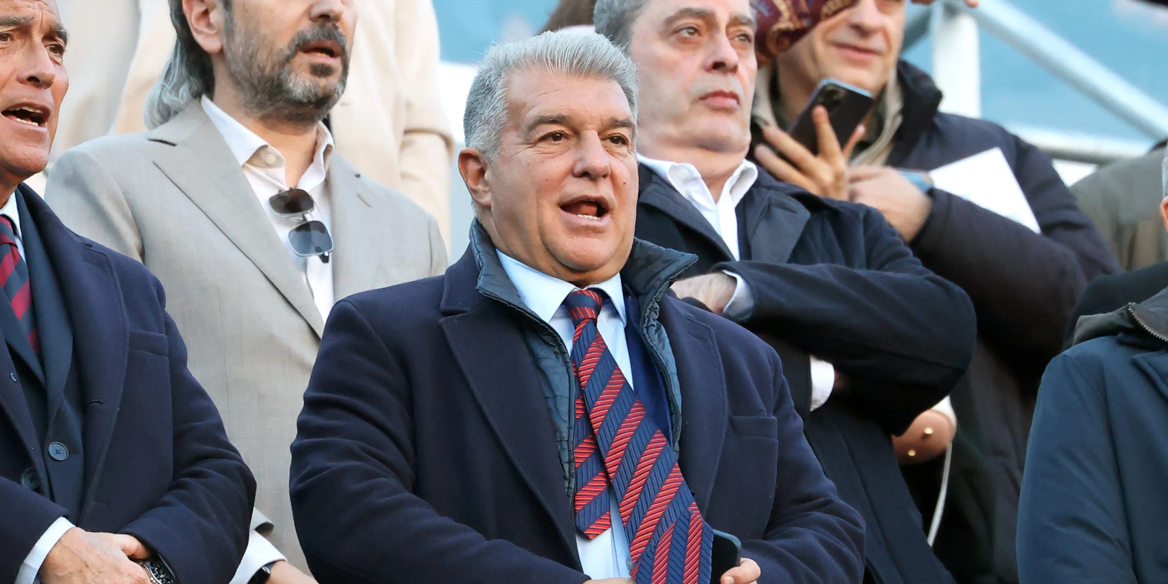 Laporta steps down as Barcelona president to seek re-election