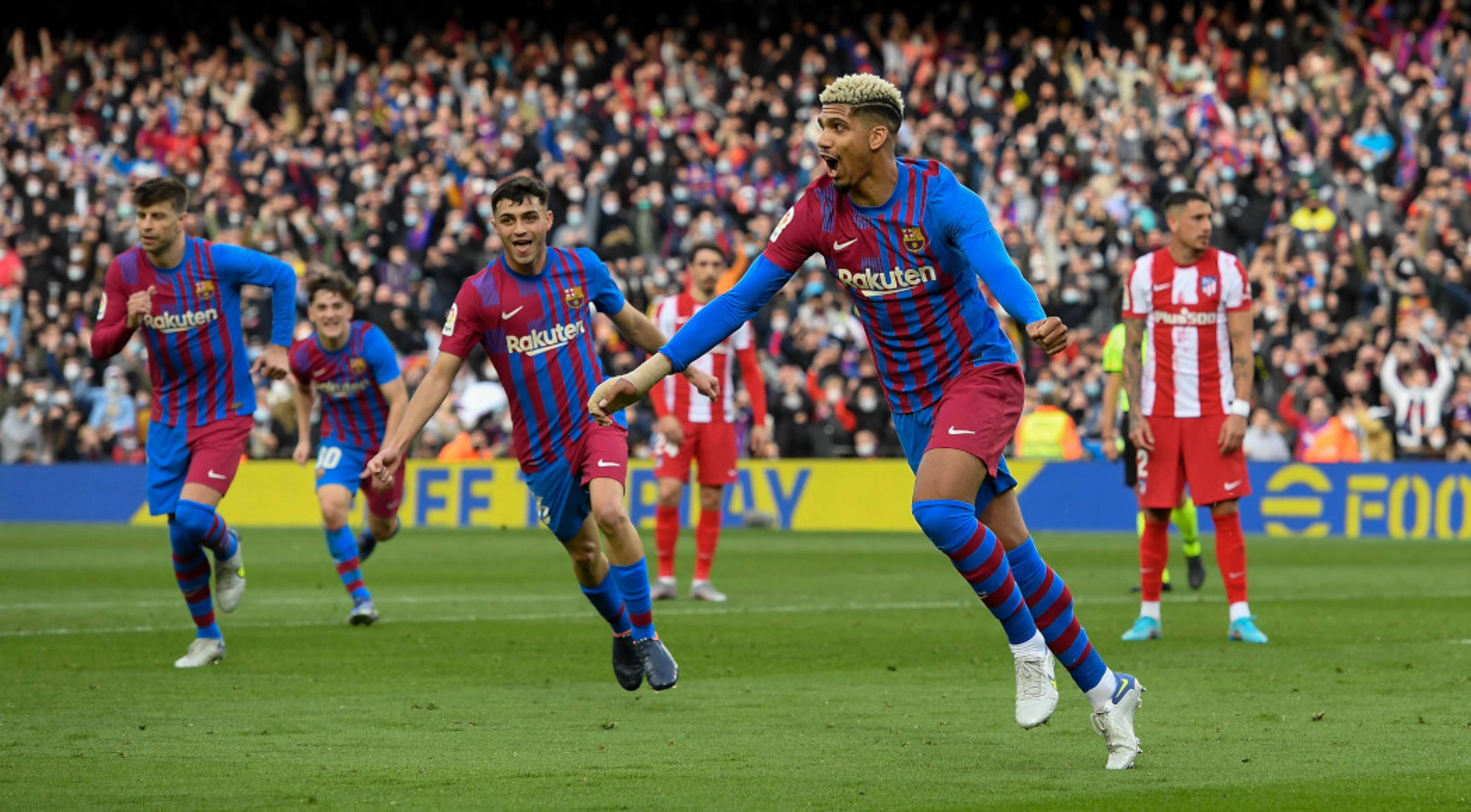 Barca go fourth, Real sneak past Granada