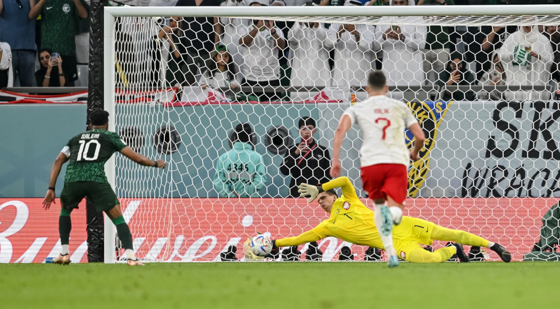 Szczesny produces stunning save to keep Poland on track