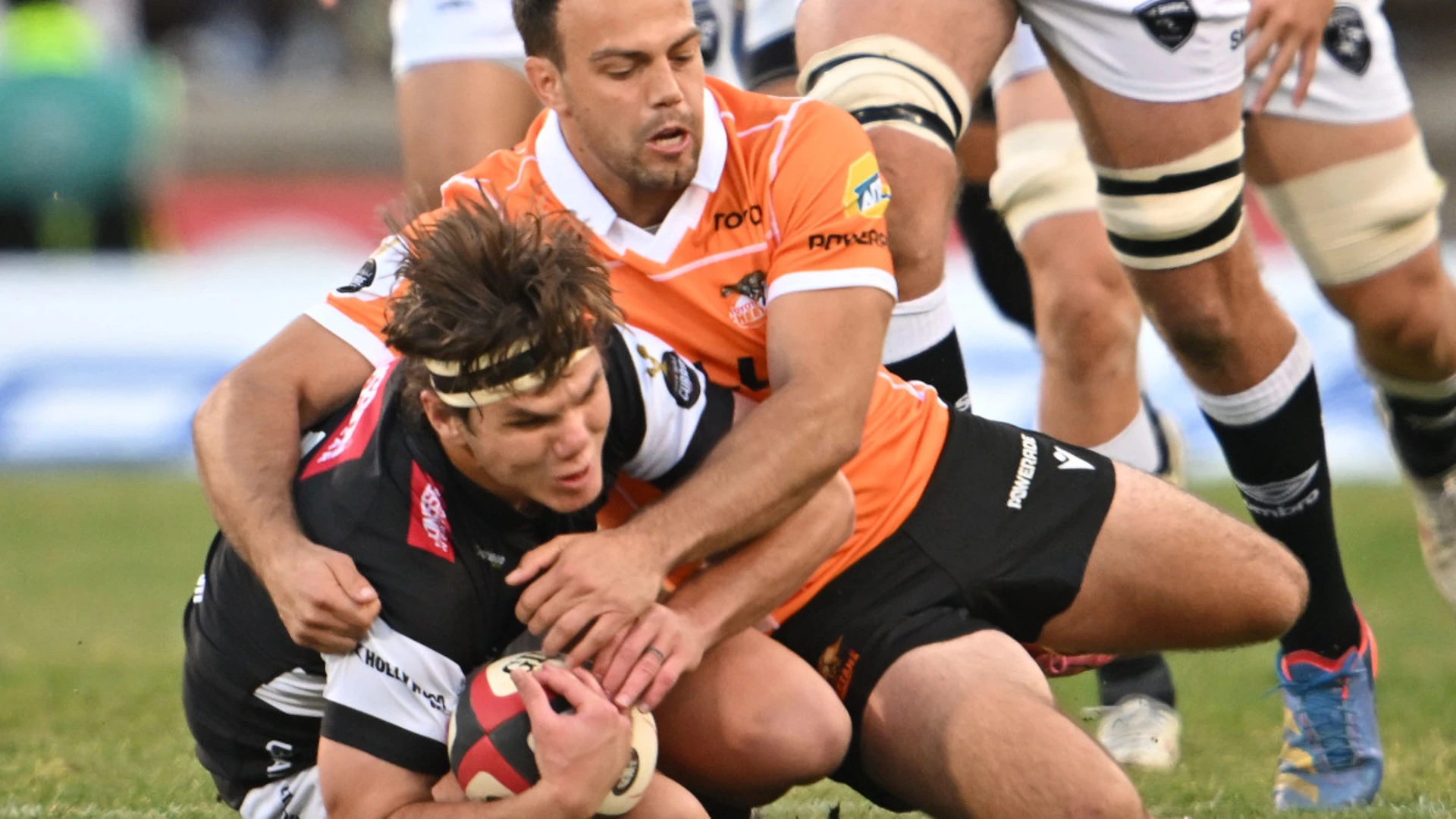 Heroic Sharks pip Cheetahs in thriller