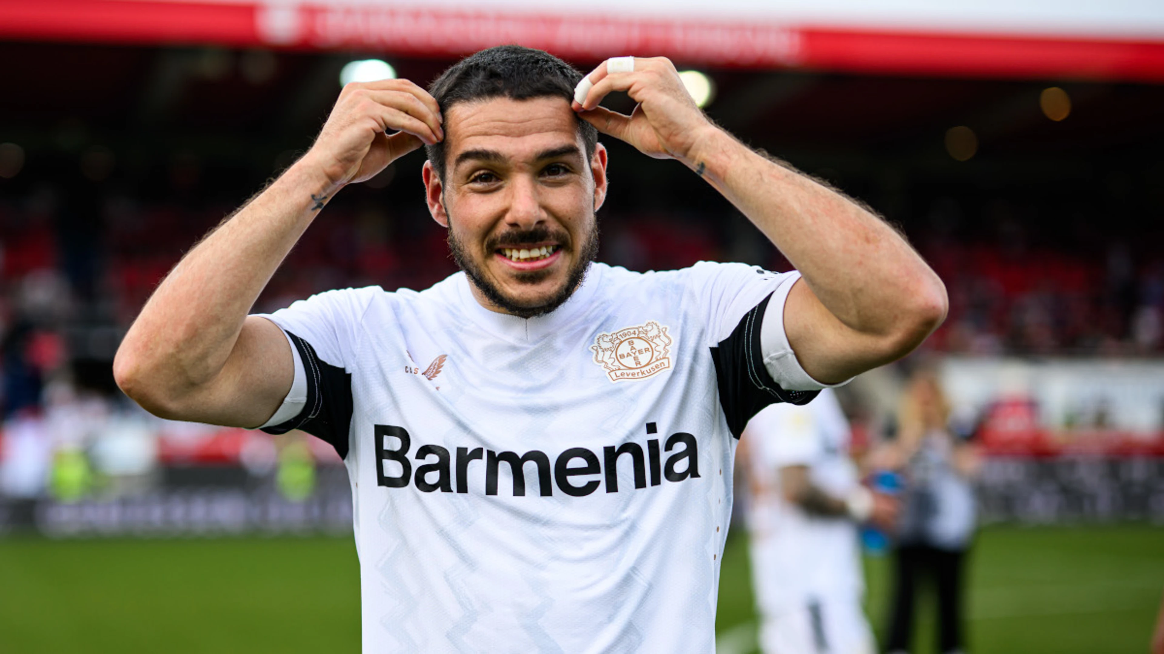 Last-gasp Buendia goal keeps Leverkusen's Bundesliga title hopes alive