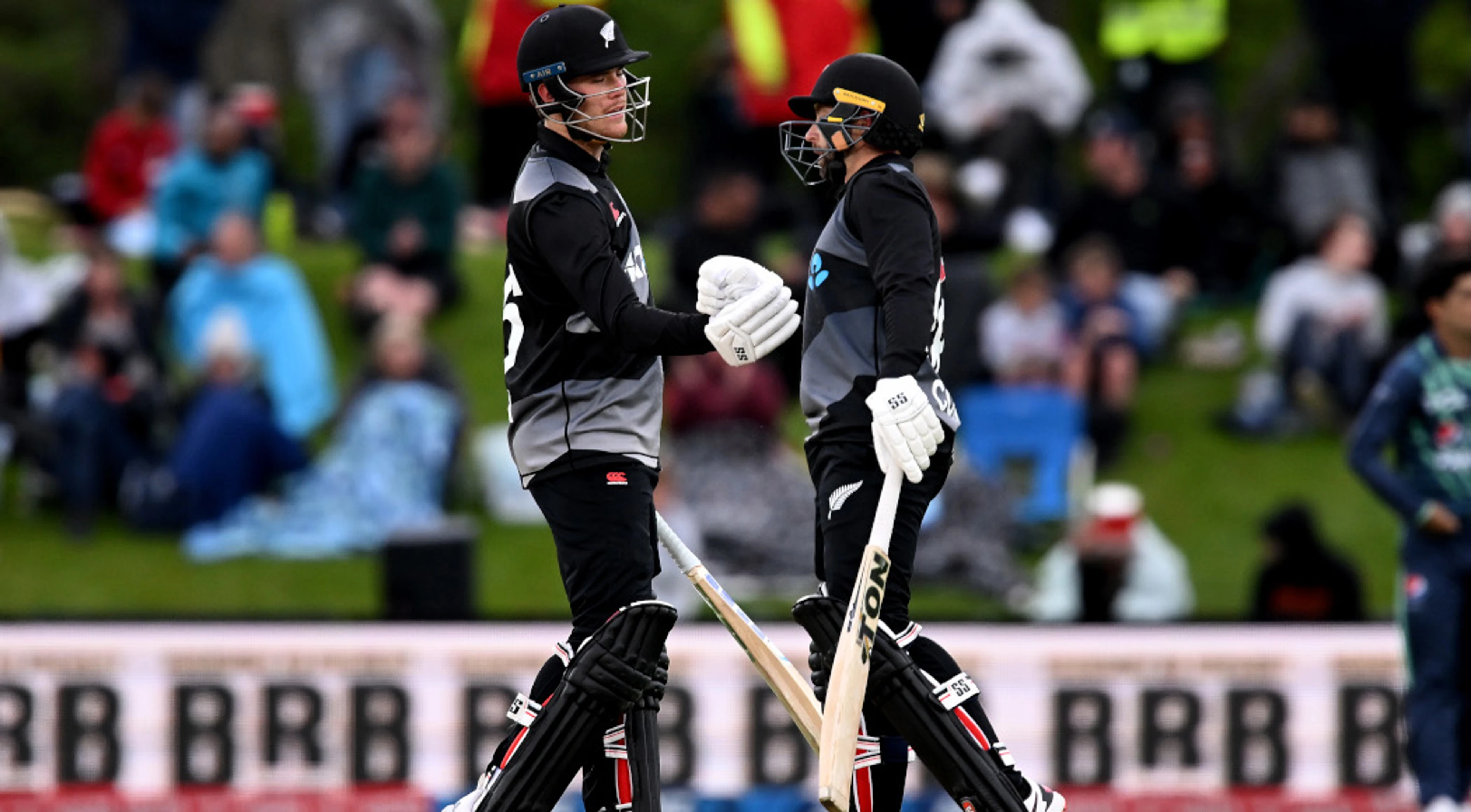 Allen smacks six sixes as New Zealand power past Pakistan