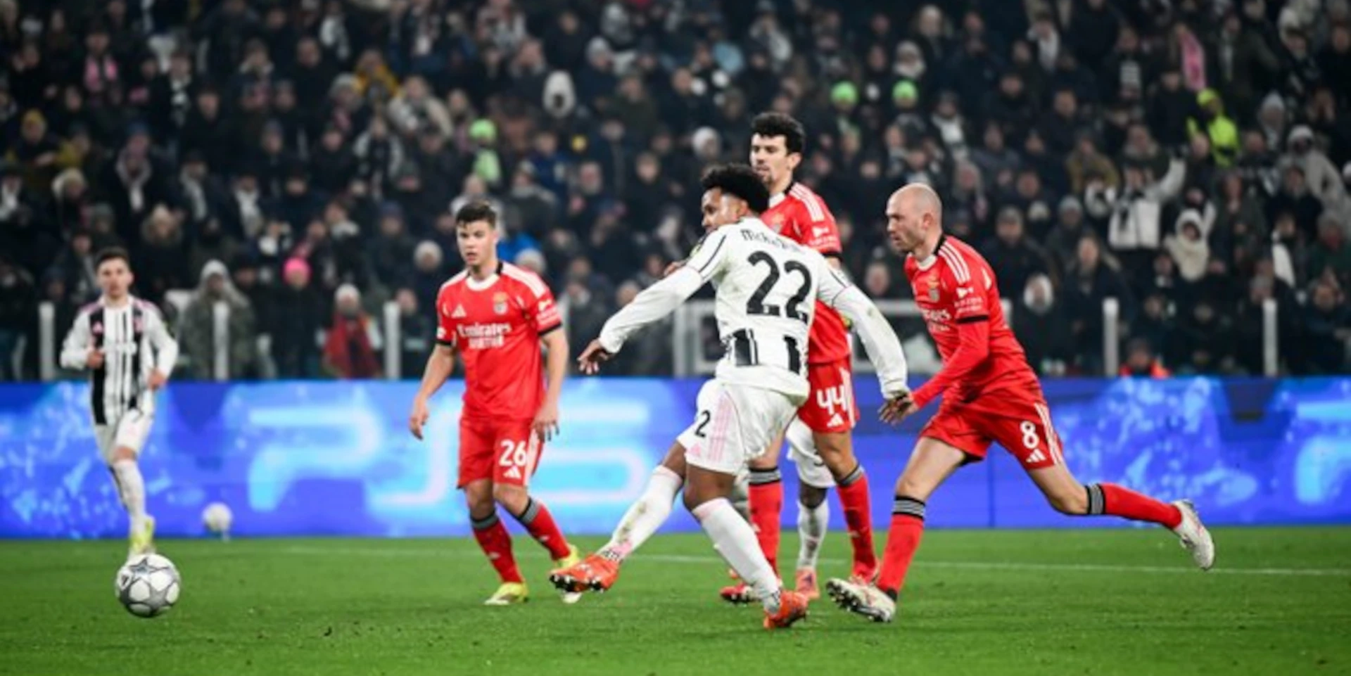 Juventus clinch playoff place with win over Benfica