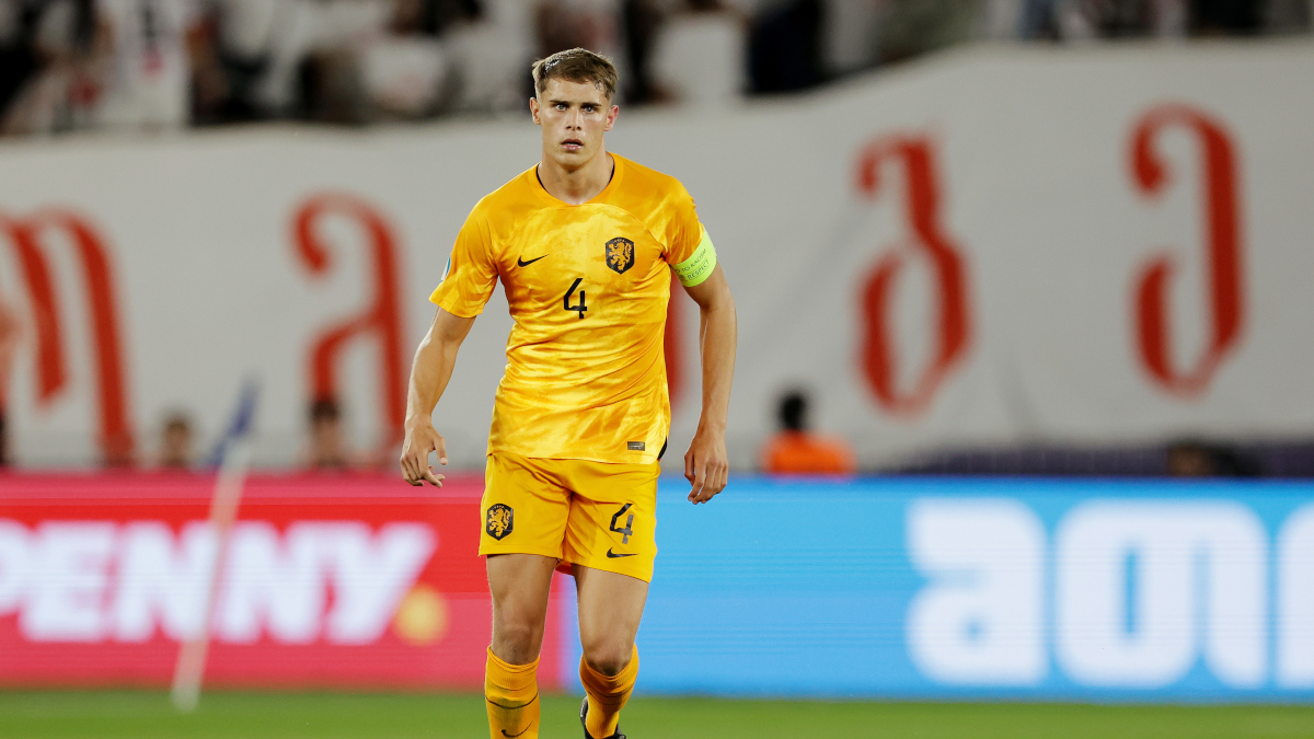 Spurs sign striker Veliz and Dutch defender Van de Ven