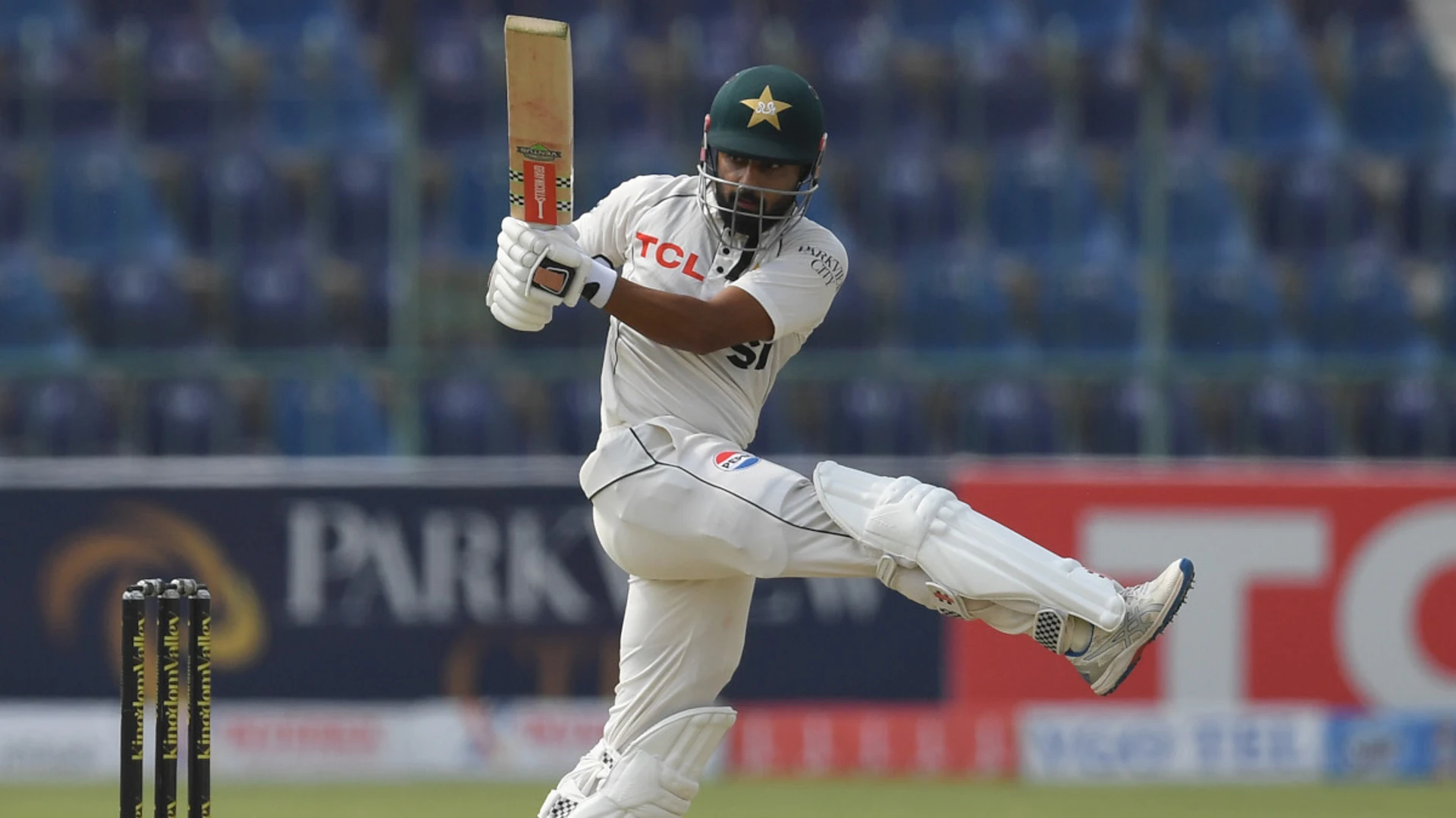 DAY 2: England strike twice as Pakistan reach 397-6 at lunch in first test