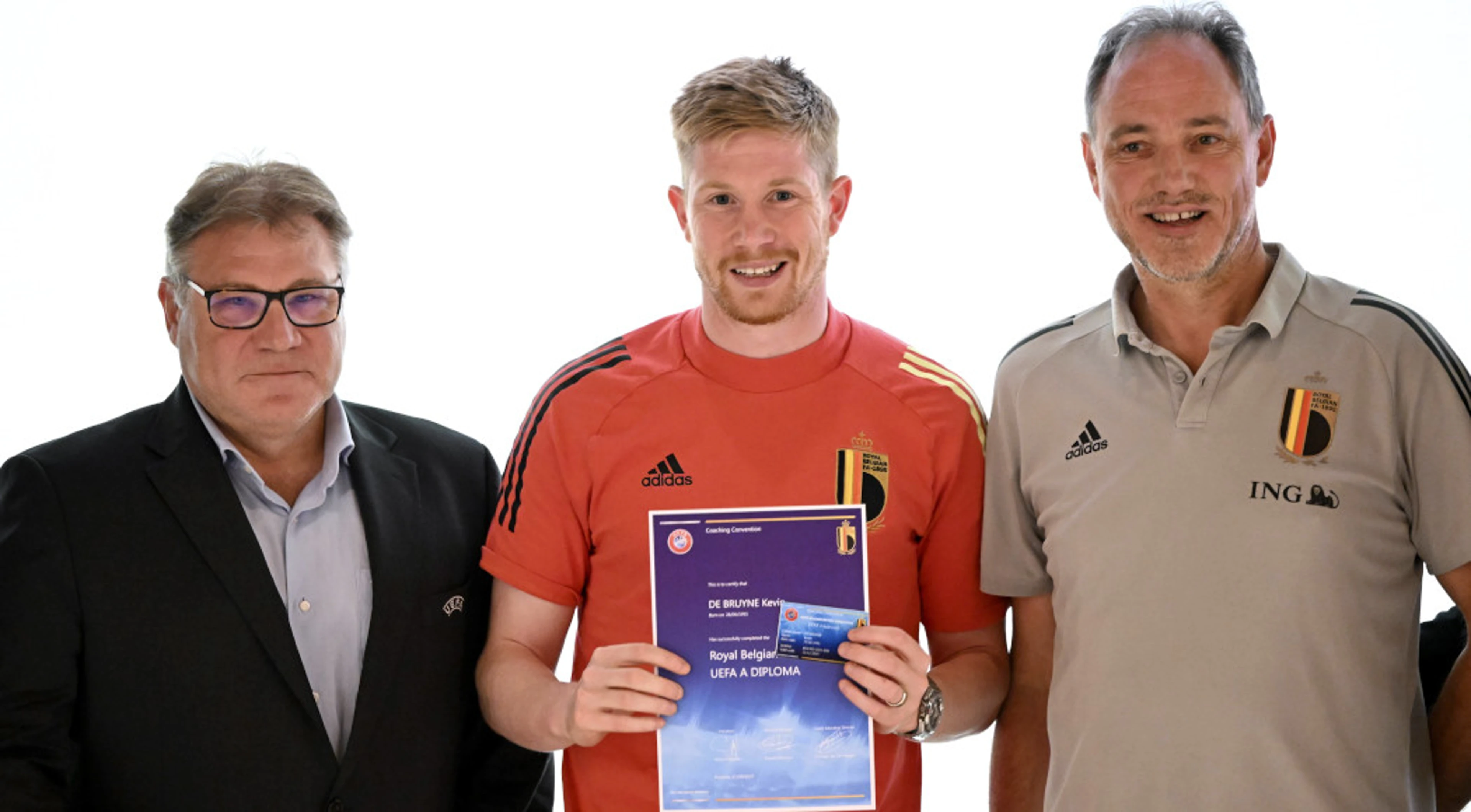 De Bruyne among 18 to receive coaching badges