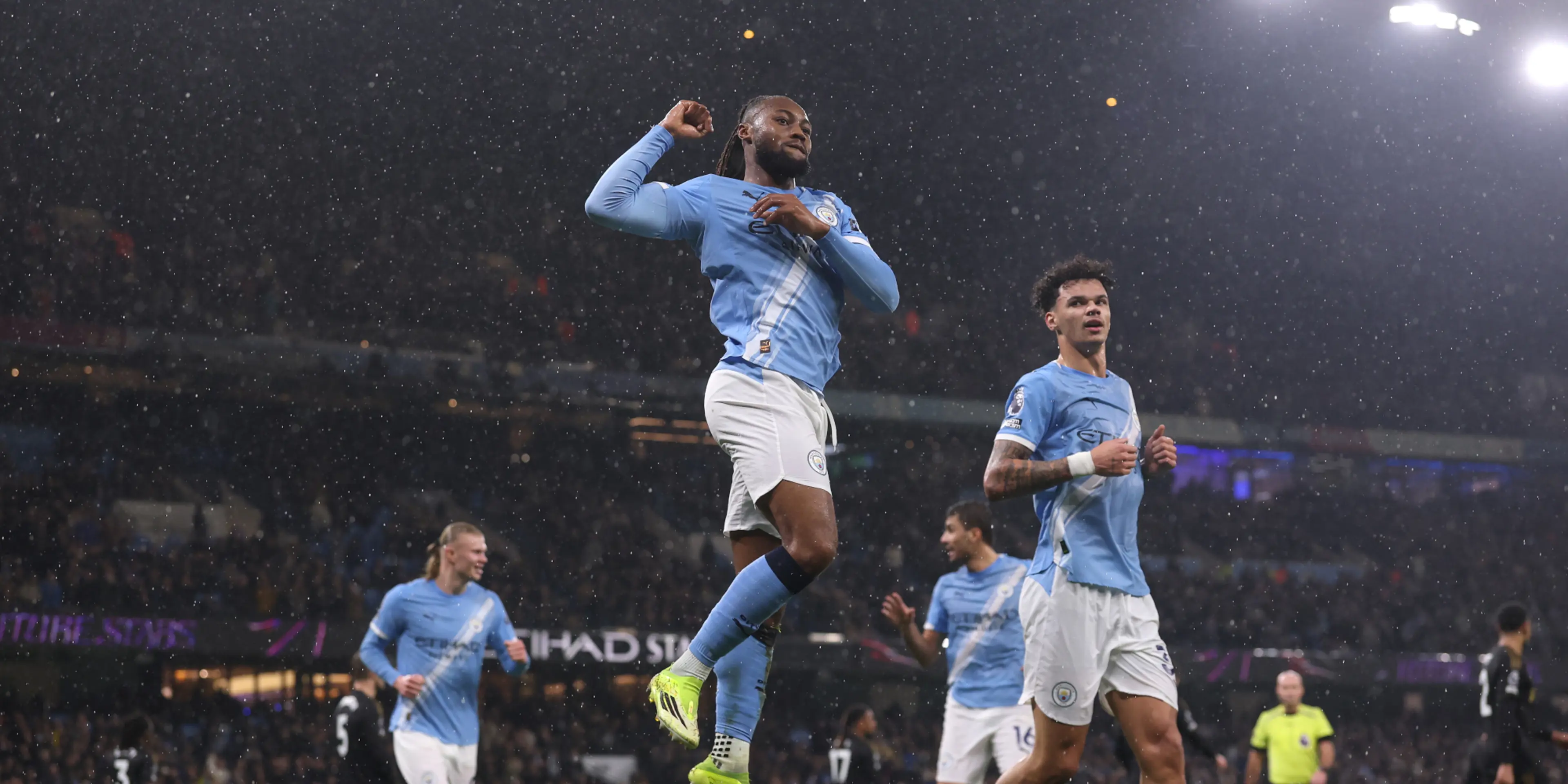 Man City close on Arsenal, Liverpool end Sunderland's unbeaten home run