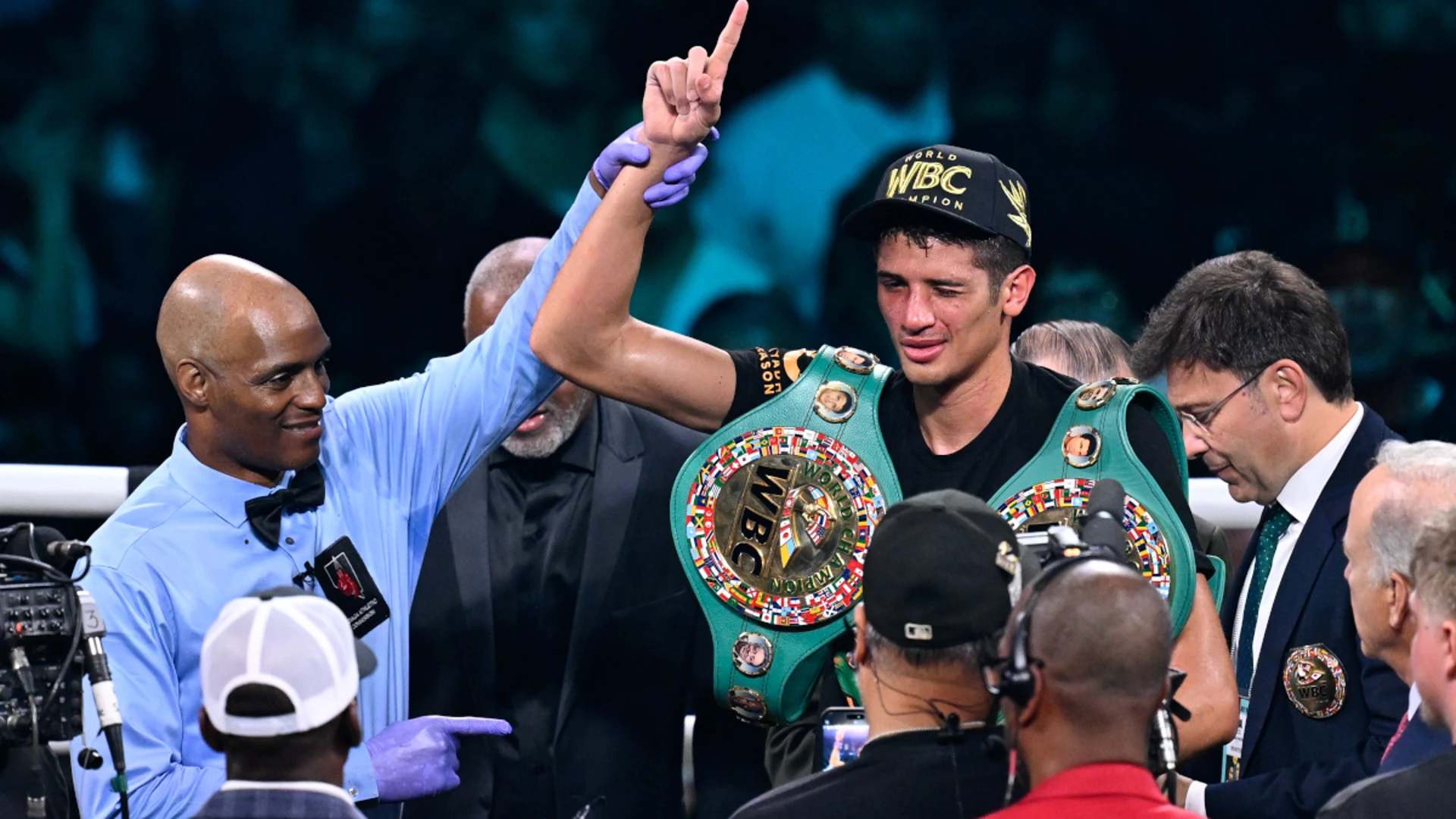 Fundora batters Tszyu to retain WBC superwelter crown