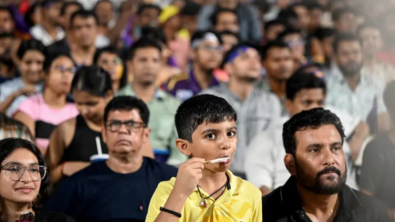 India cricket fans defy heatwave warning for IPL clash