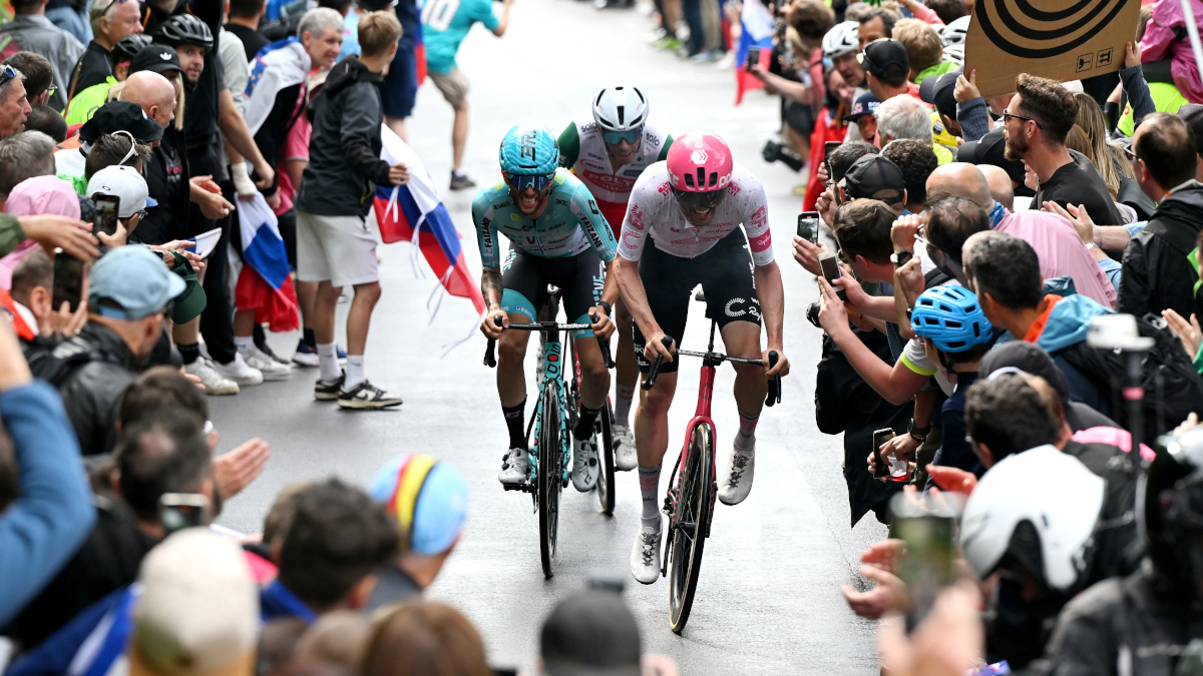 Asgreen solos to Giro stage 14 win, Del Toro strengthens grip on pink jersey