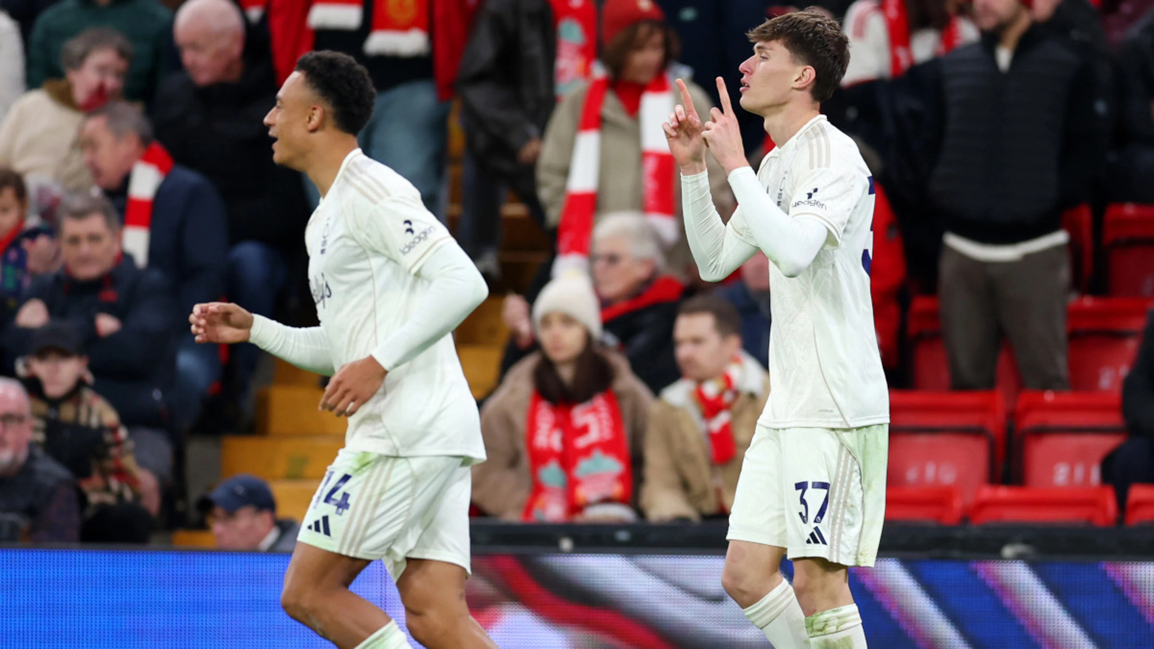 Liverpool slump continues, Man City lose, Chelsea move second