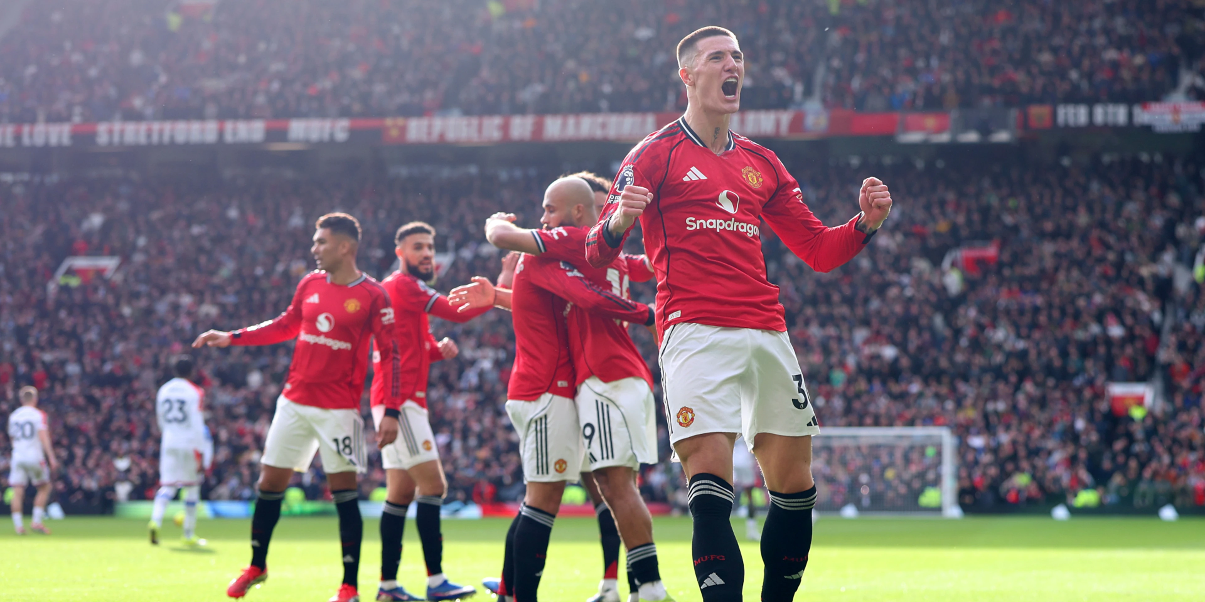 Man Utd climb to third, Fulham sink sorry Spurs