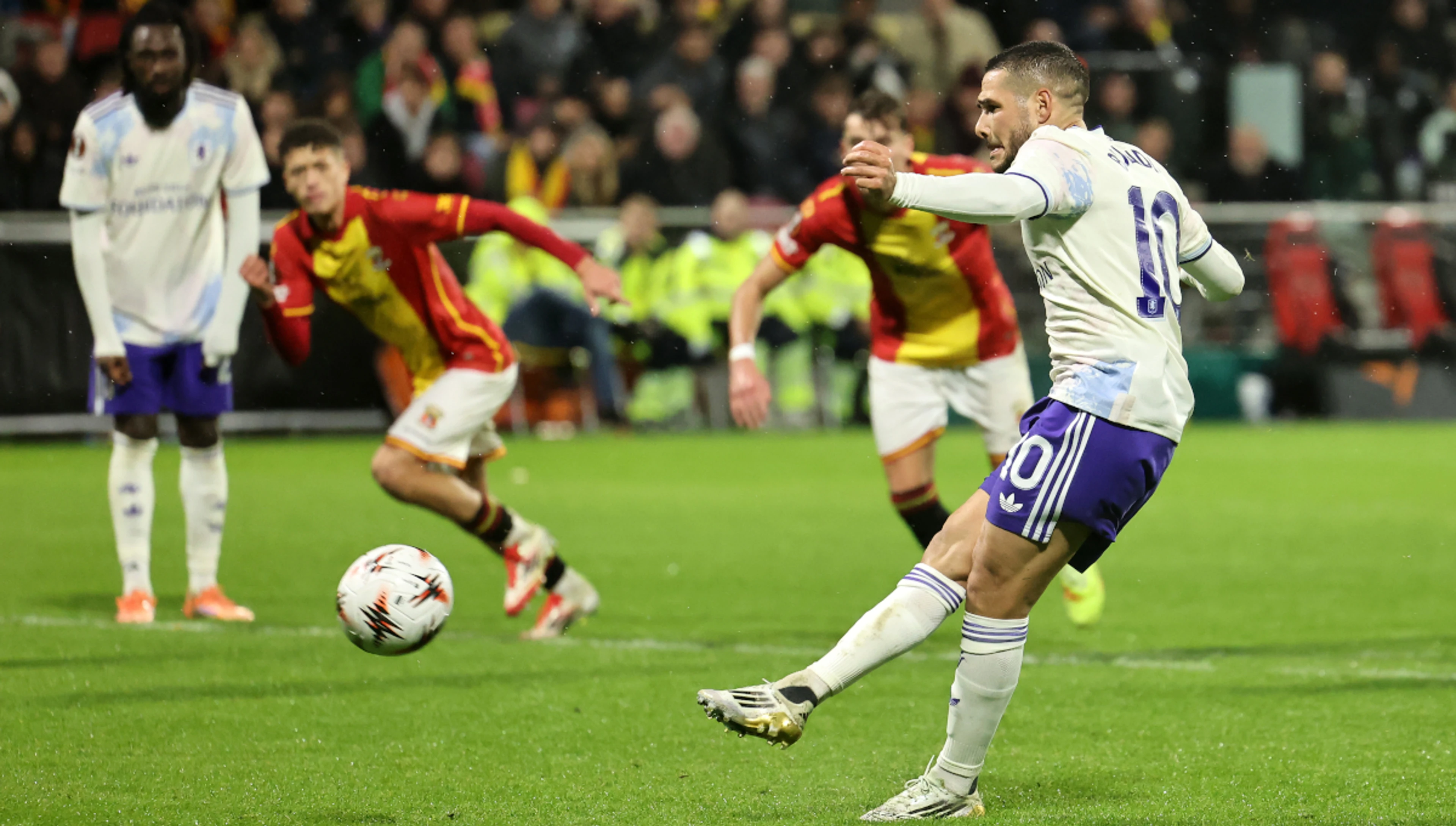 Villa shocked by Go Ahead Eagles, Rangers beaten on Rohl bow