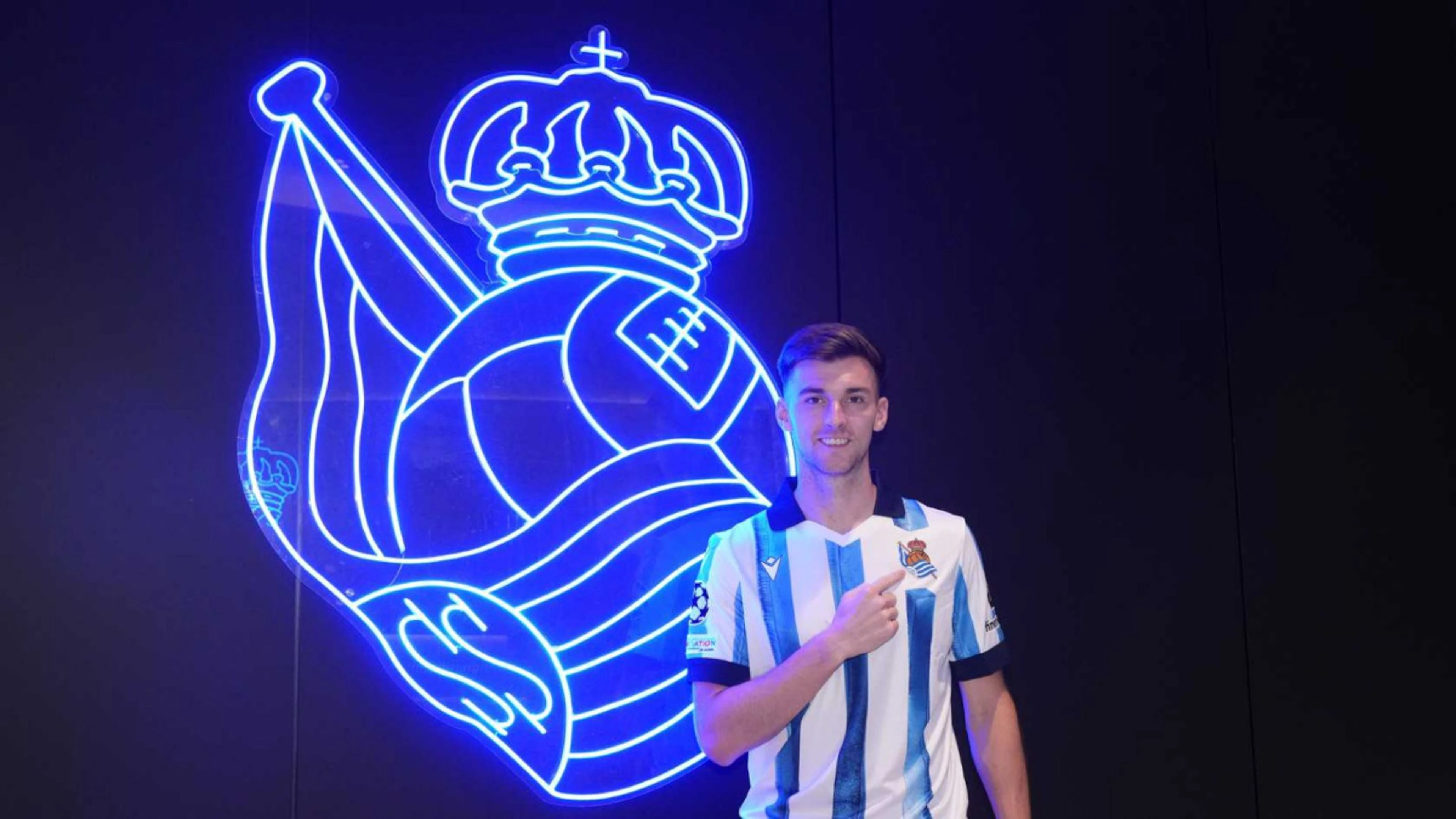 Real Sociedad sign defender Tierney on loan from Arsenal