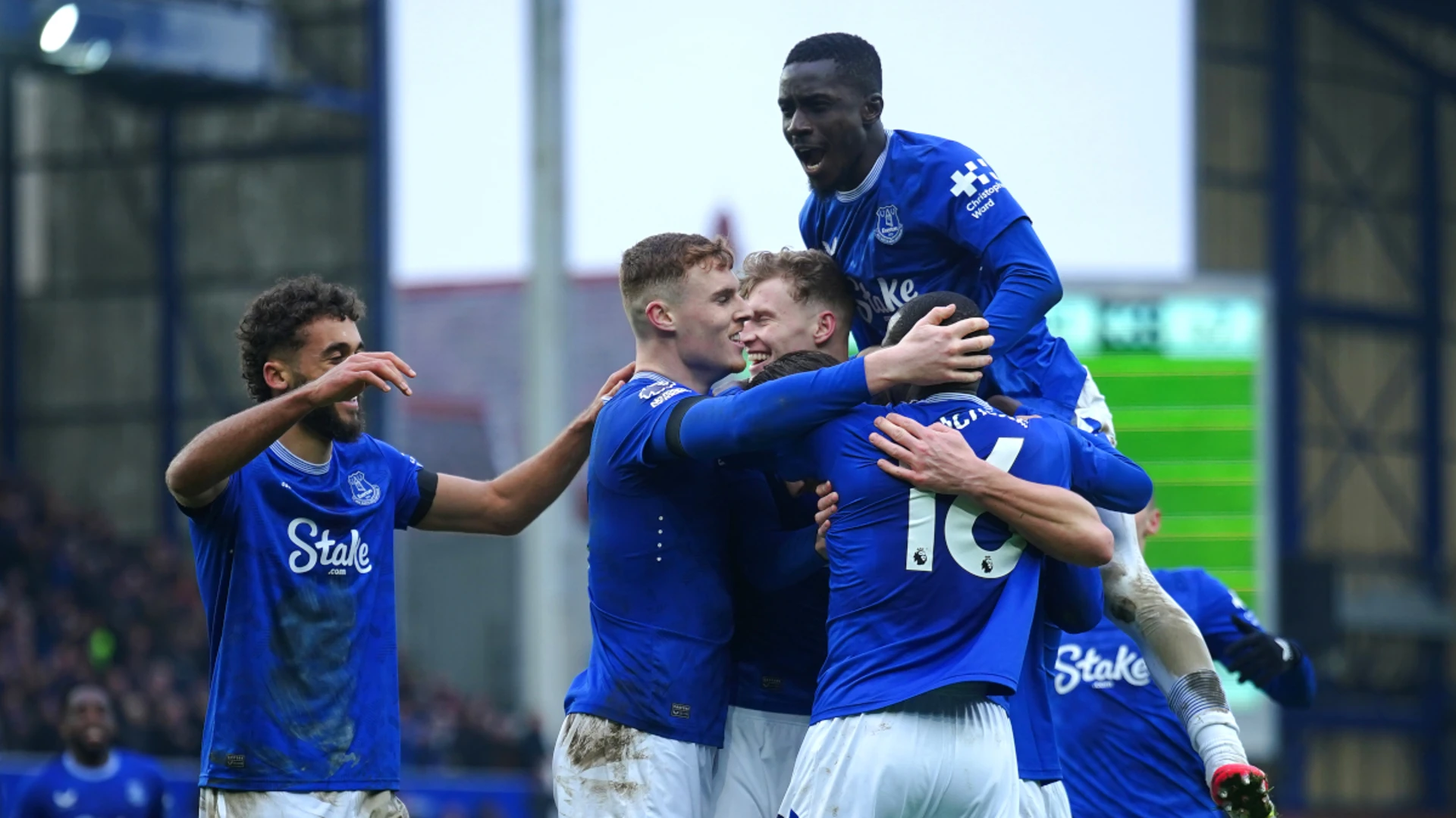 Everton beat sorry Spurs to ease relegation fears