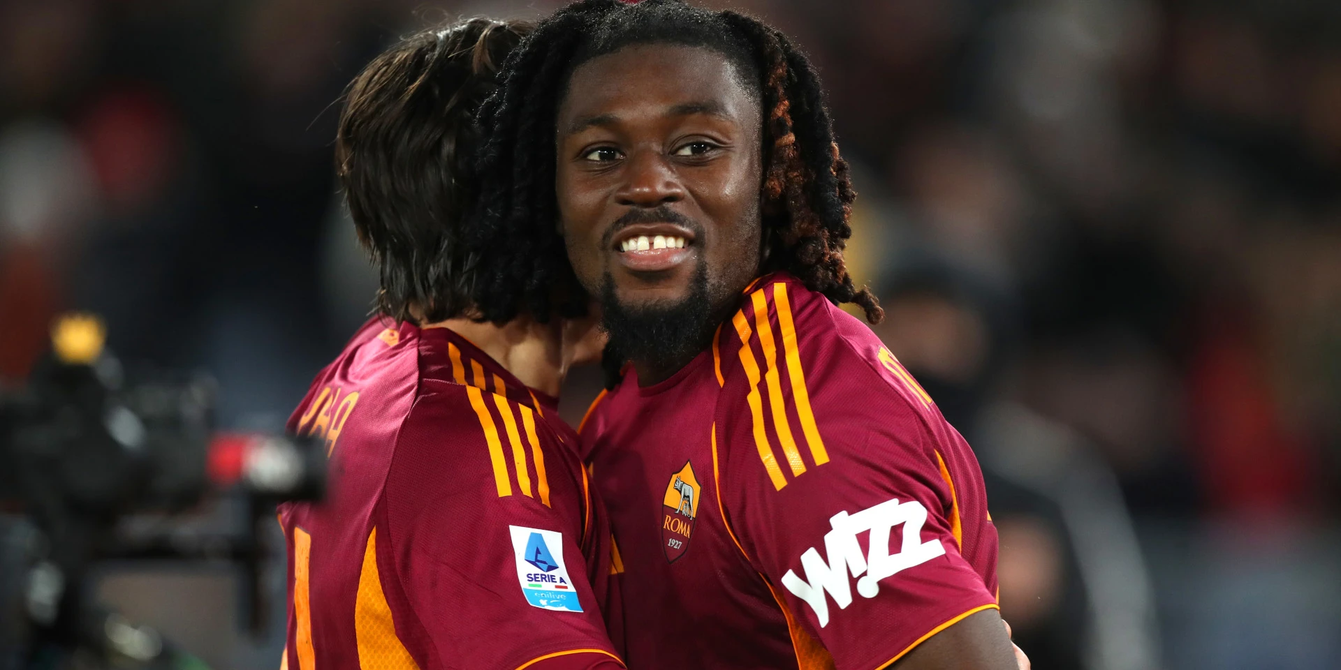 Roma beat Sassuolo to close in on Serie A leaders Inter