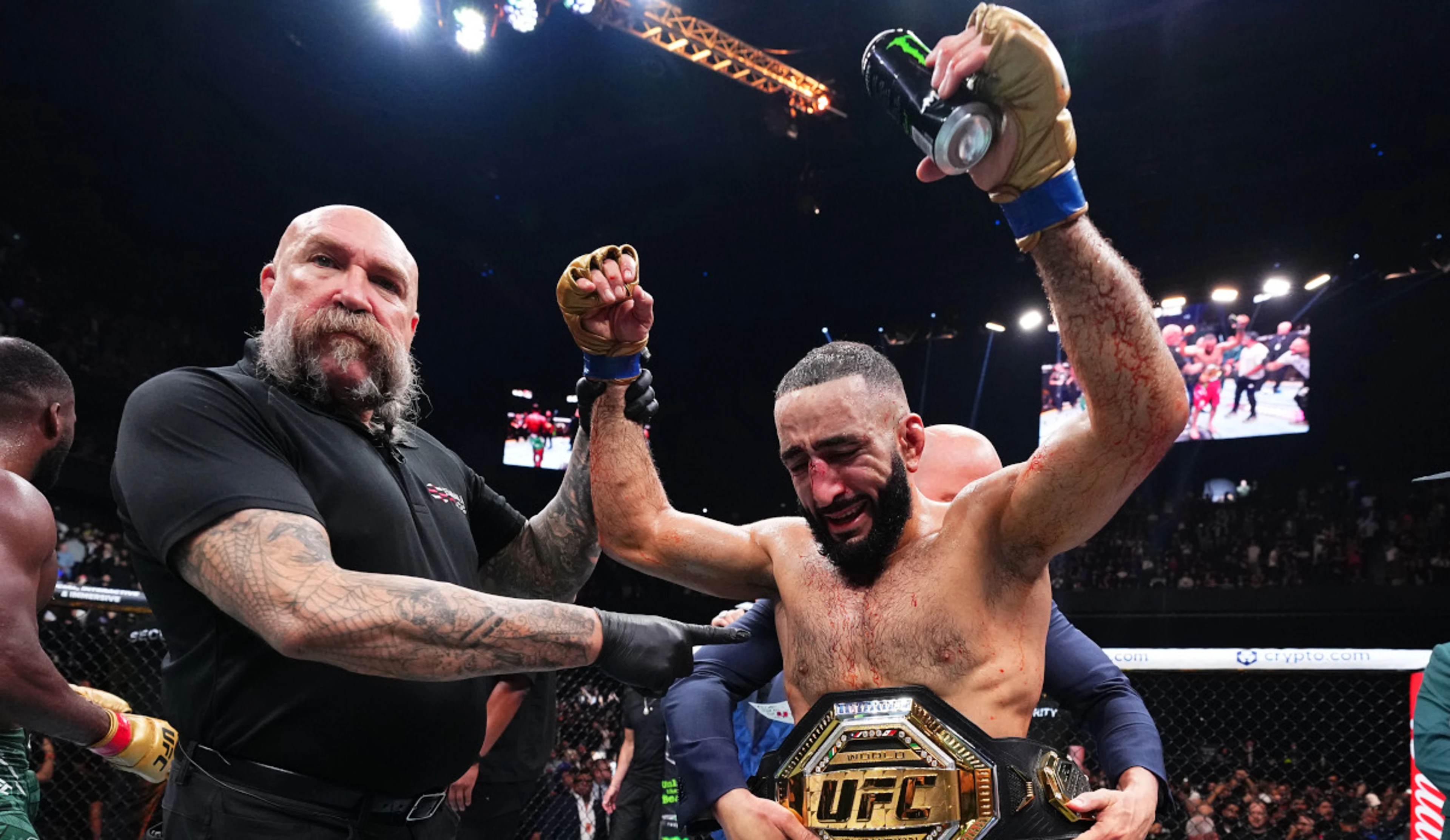 Muhammad suffocates Edwards to claim welterweight title