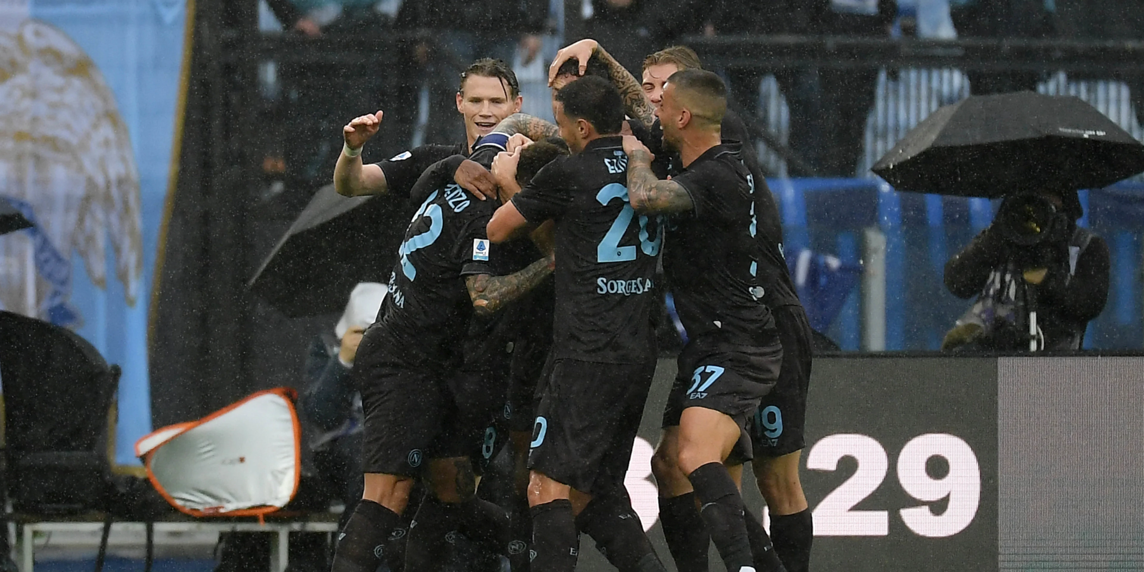 Napoli win at nine-man Lazio as Sarri makes rapid return