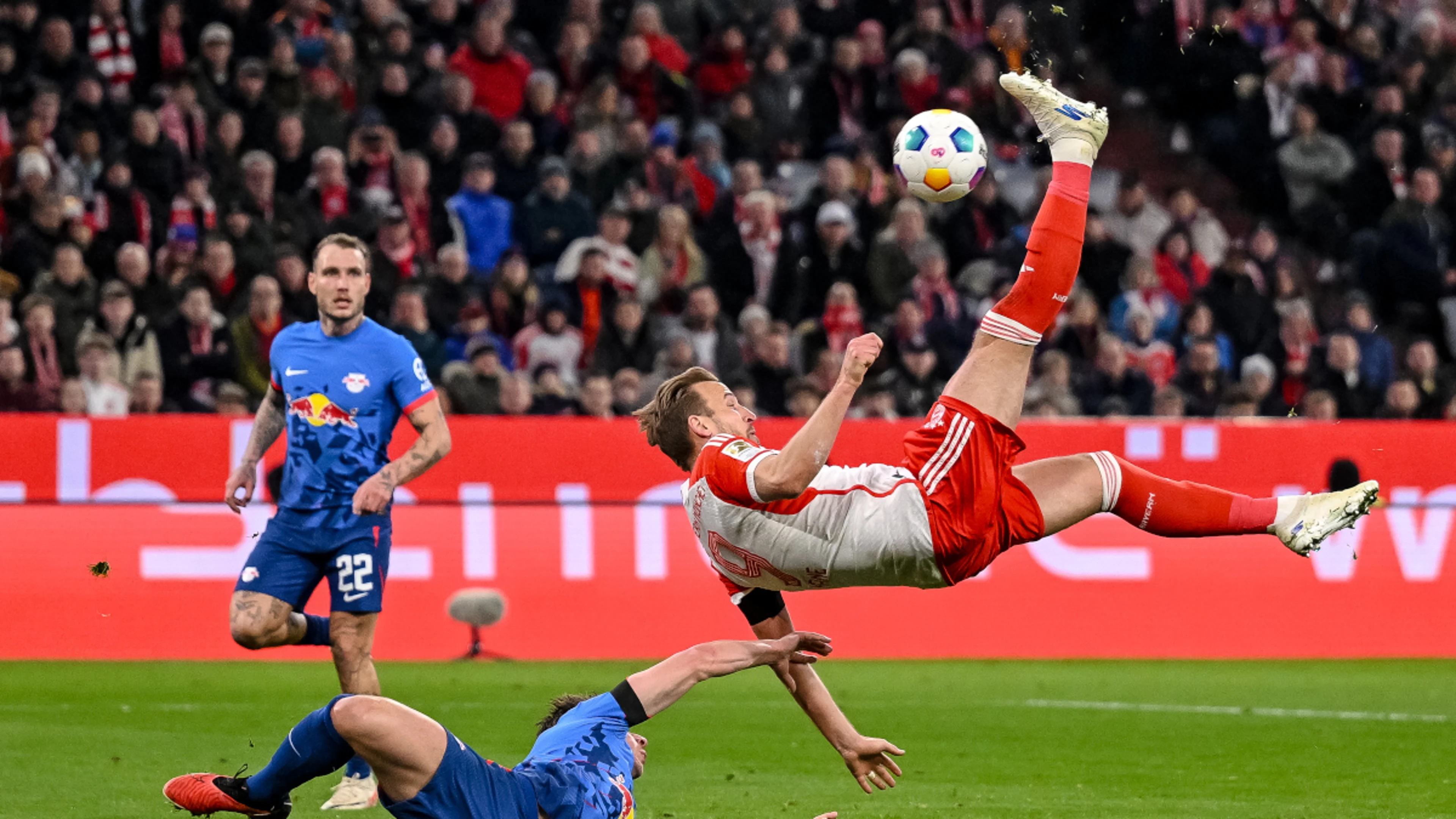 Kane's injury-time goal saves Bayern against Leipzig