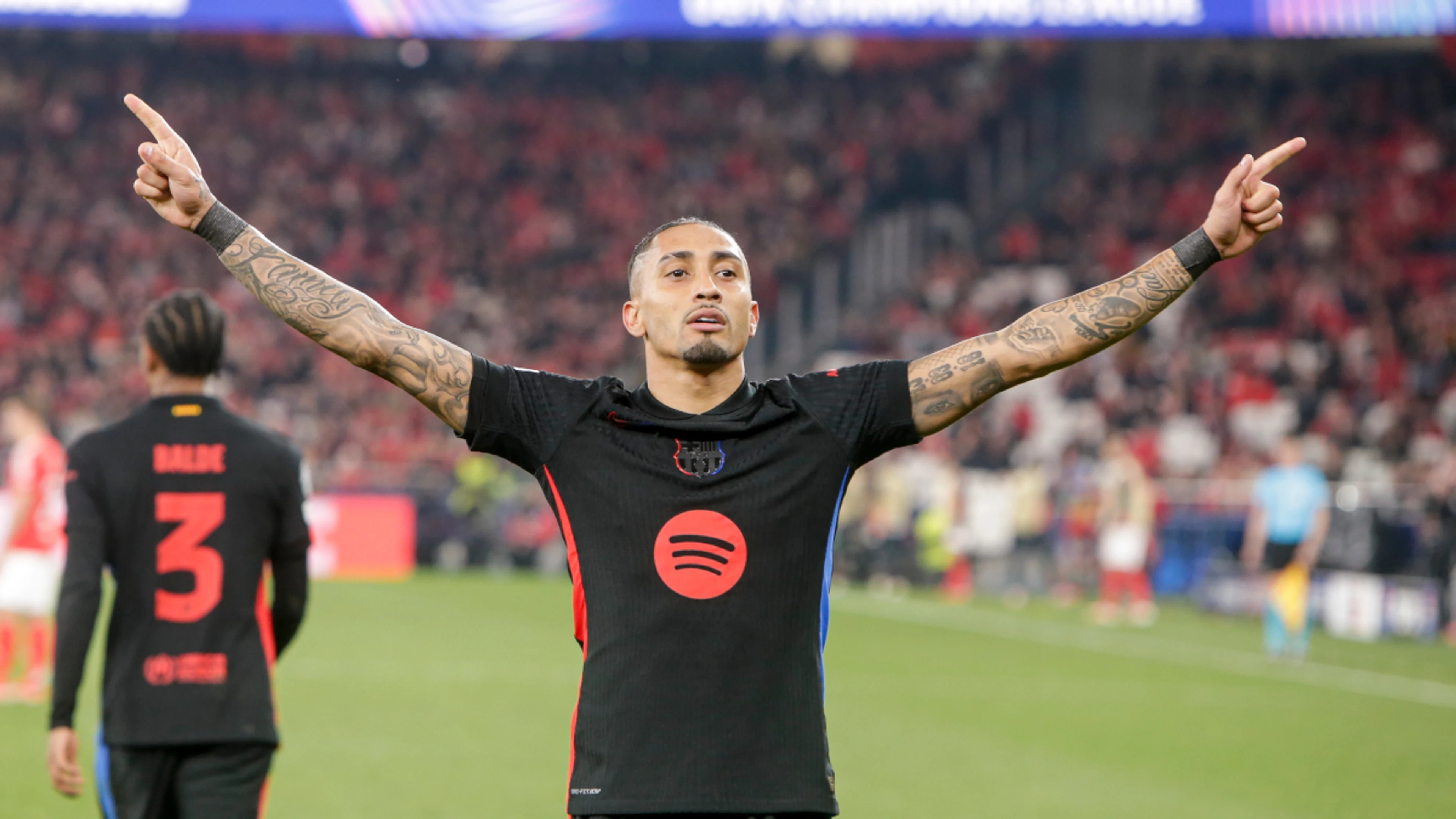 Raphinha earns 10-man Barca tight first leg win at Benfica