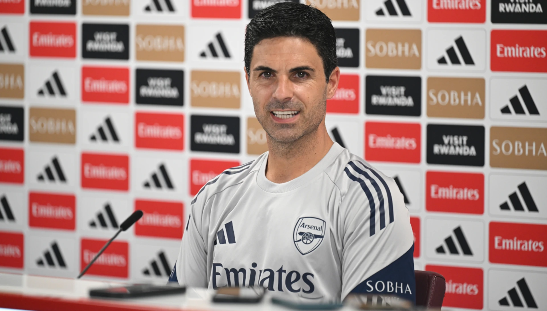Arsenal 'digging for gold' as title bid starts at new-look Man Utd
