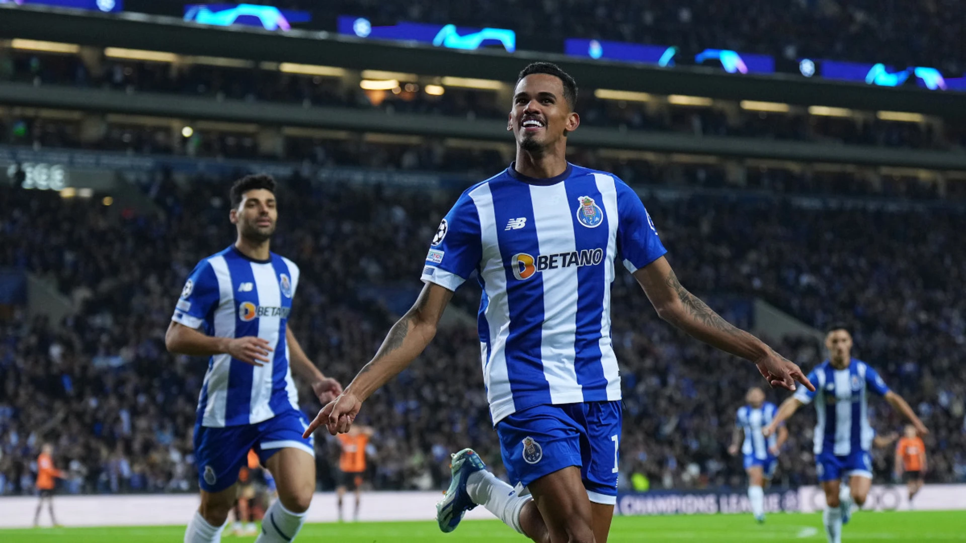 Galeno shines as Porto seal Champions League knockout spot