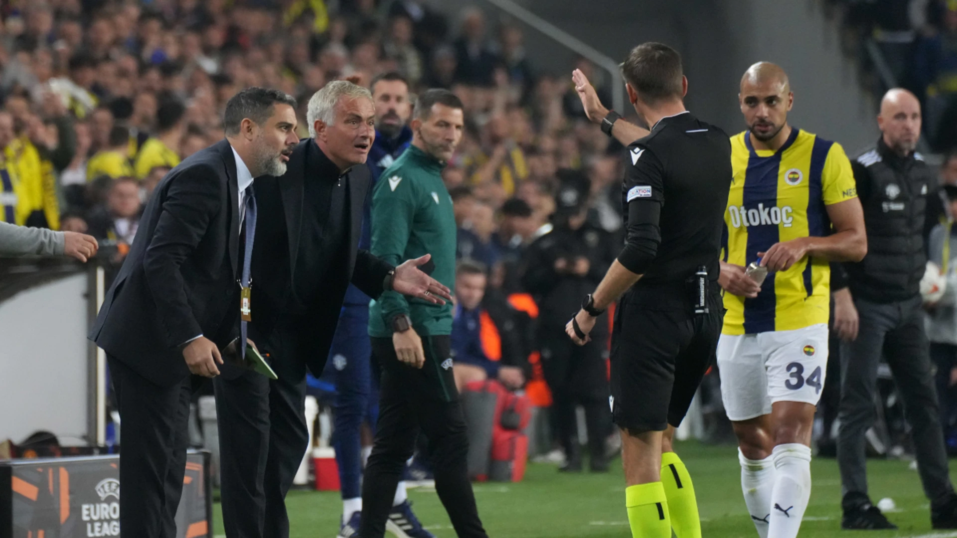 Mourinho sees red as Fenerbahce hold Man Utd