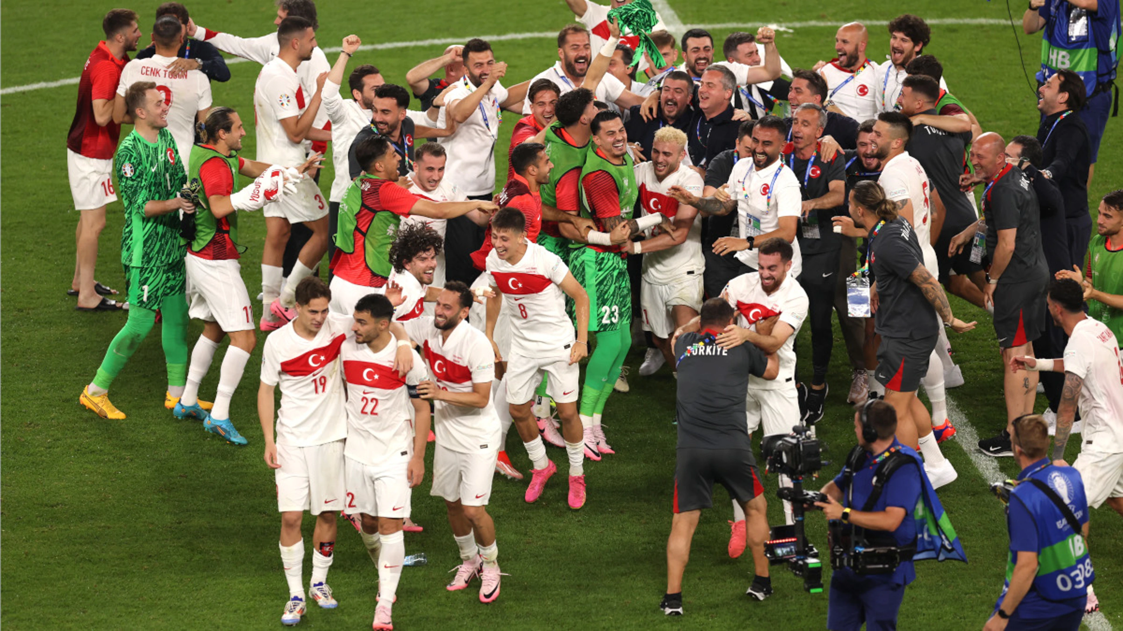 Turkey strike late to beat Czechs, advance as group runners-up