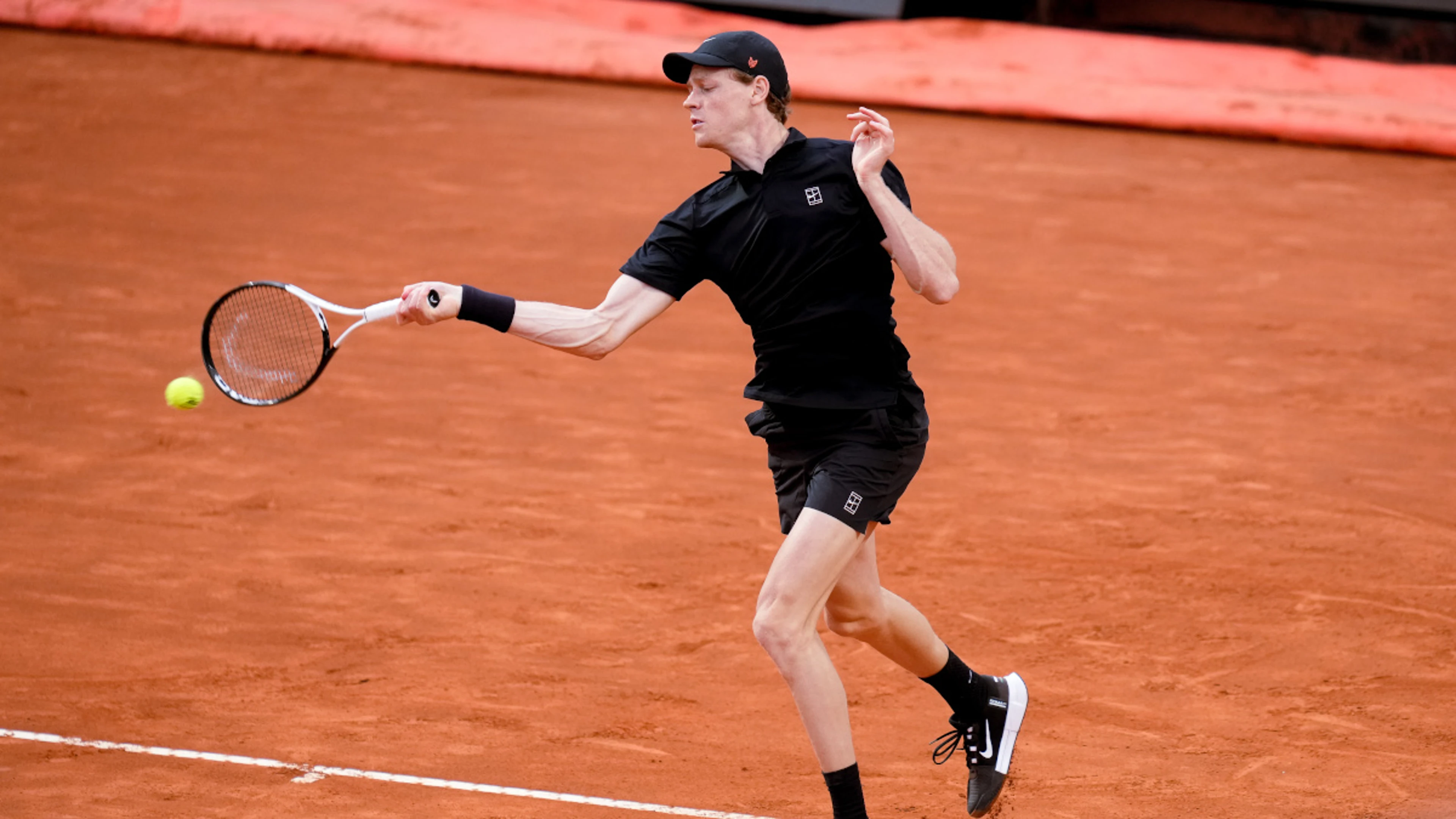 Sinner moves through gears to reach Italian Open quarters