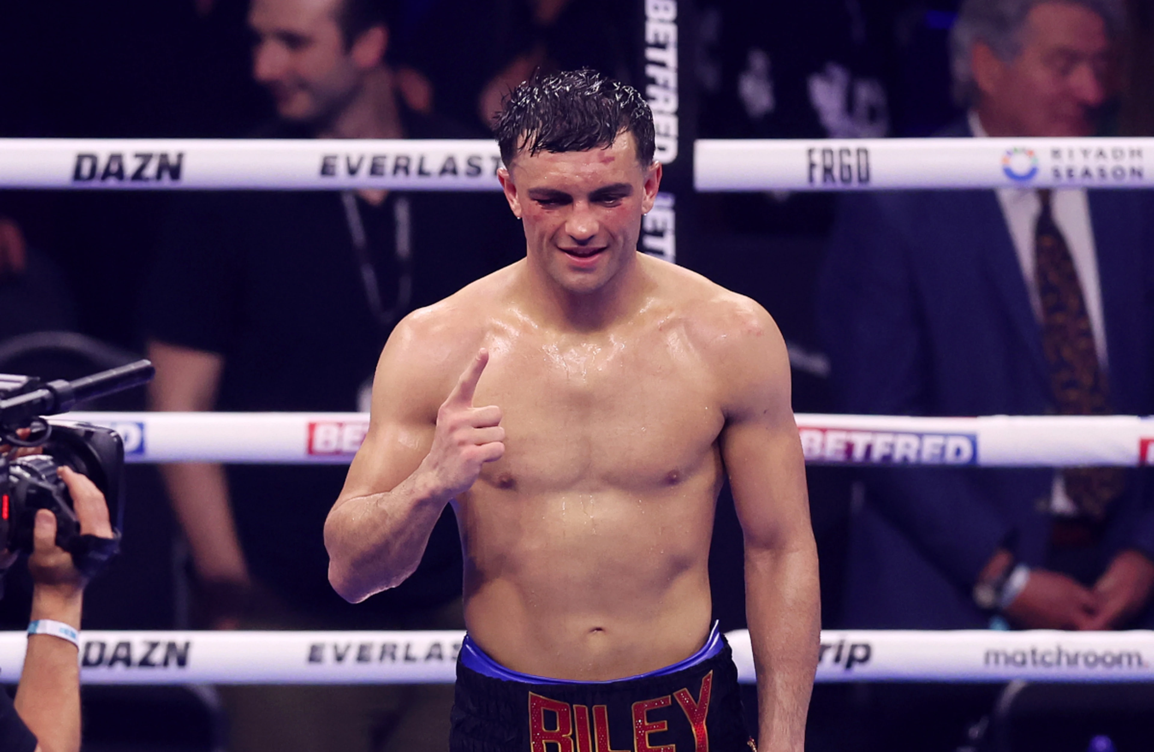 Espinoza retains WBO featherweight title