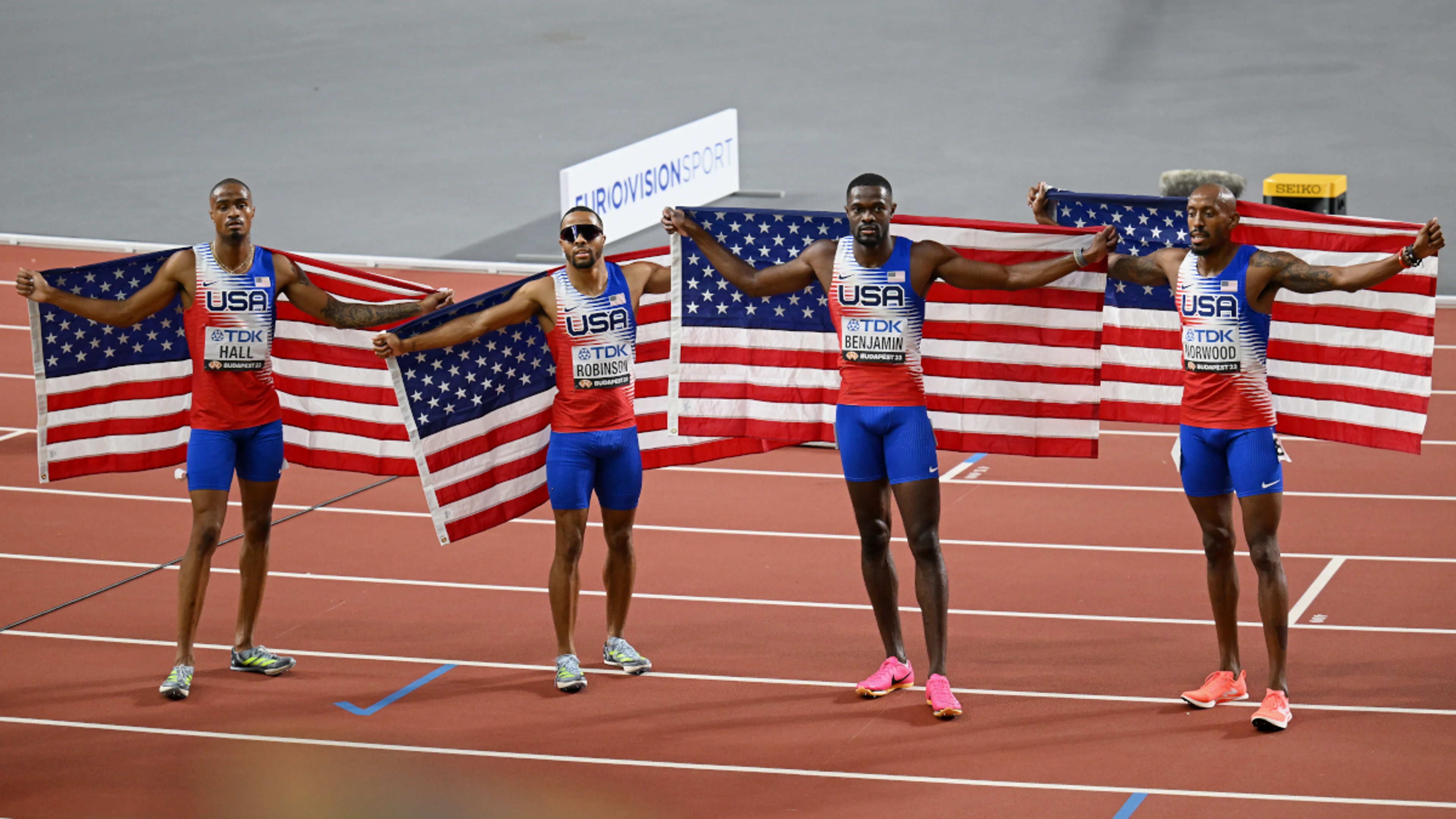 US men claim crushing victory in 4x400m relay