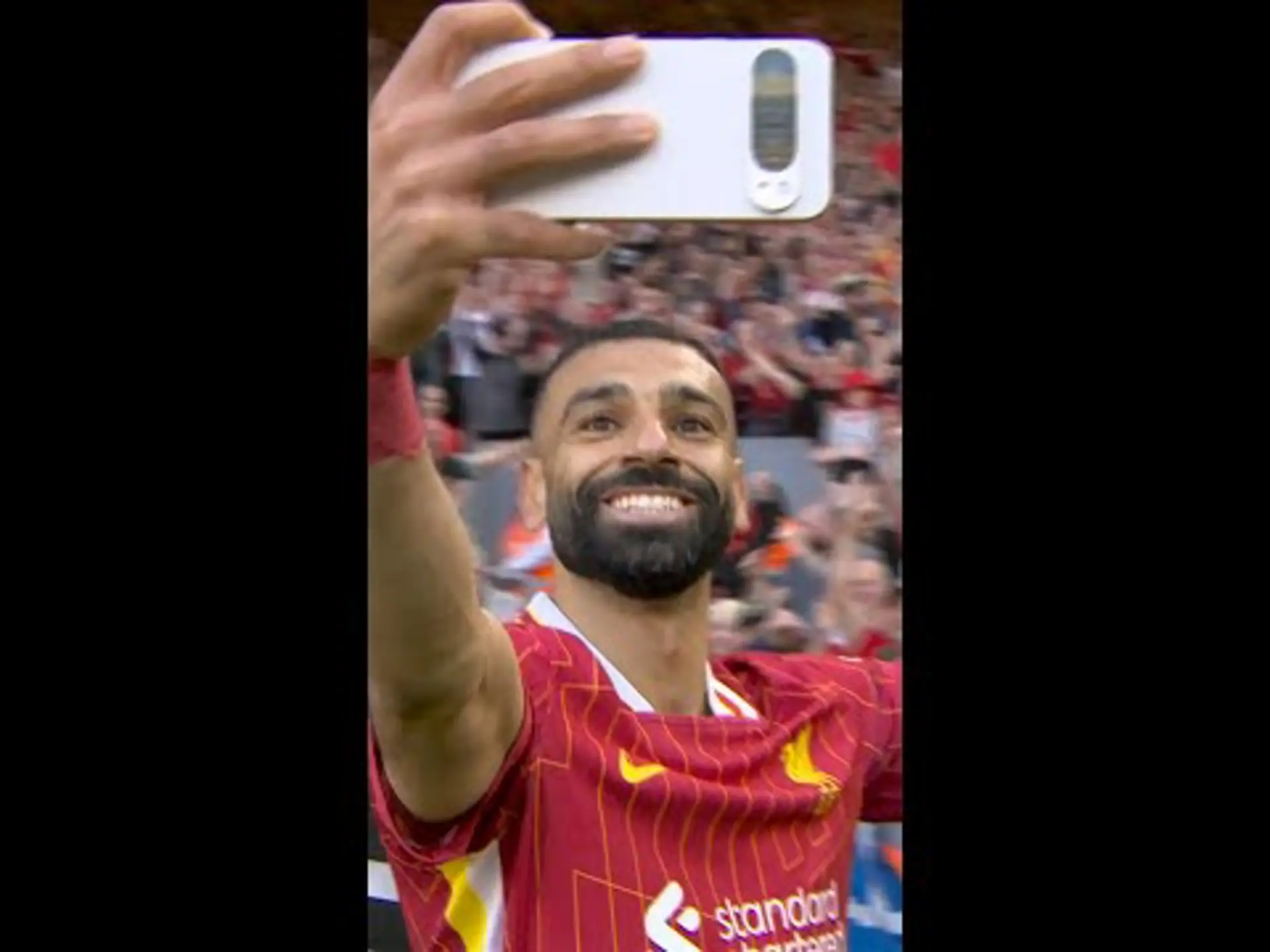 Salah takes SELFIE with the fans!