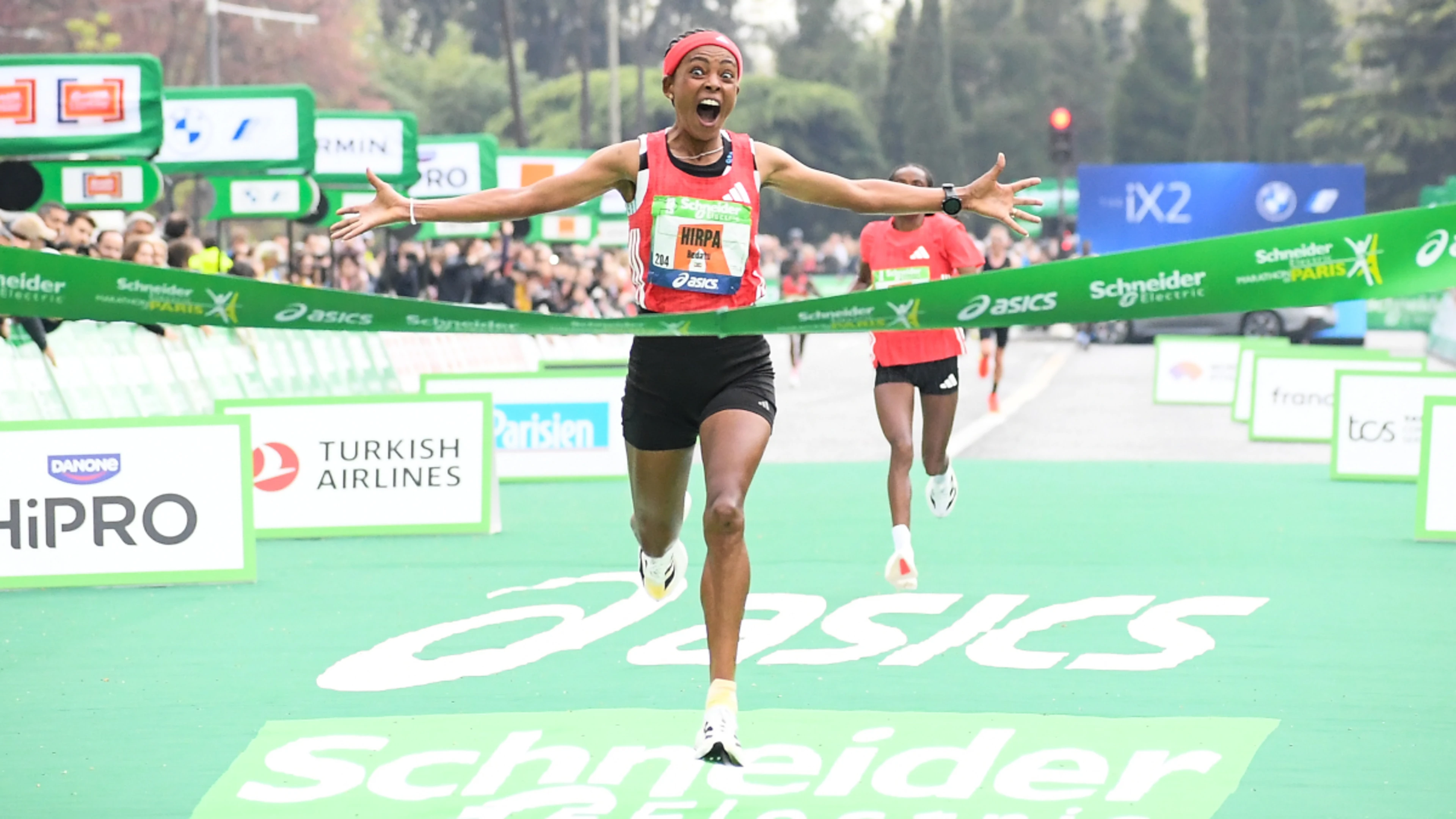 Hirpa and Biwott triumph at Paris Marathon
