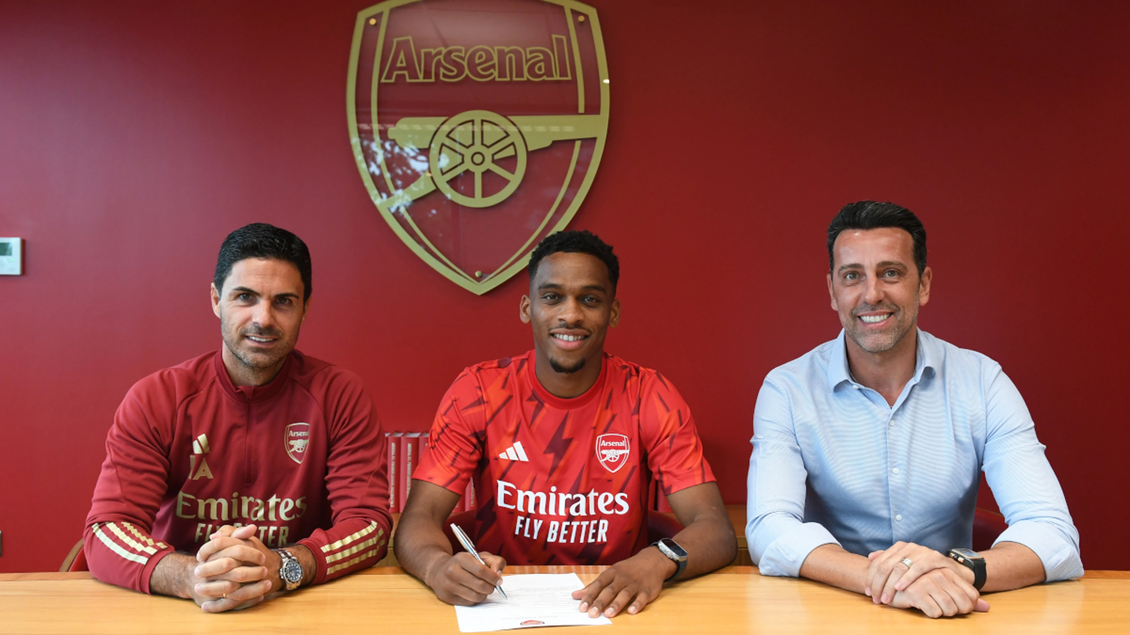Arsenal sign defender Timber from Ajax