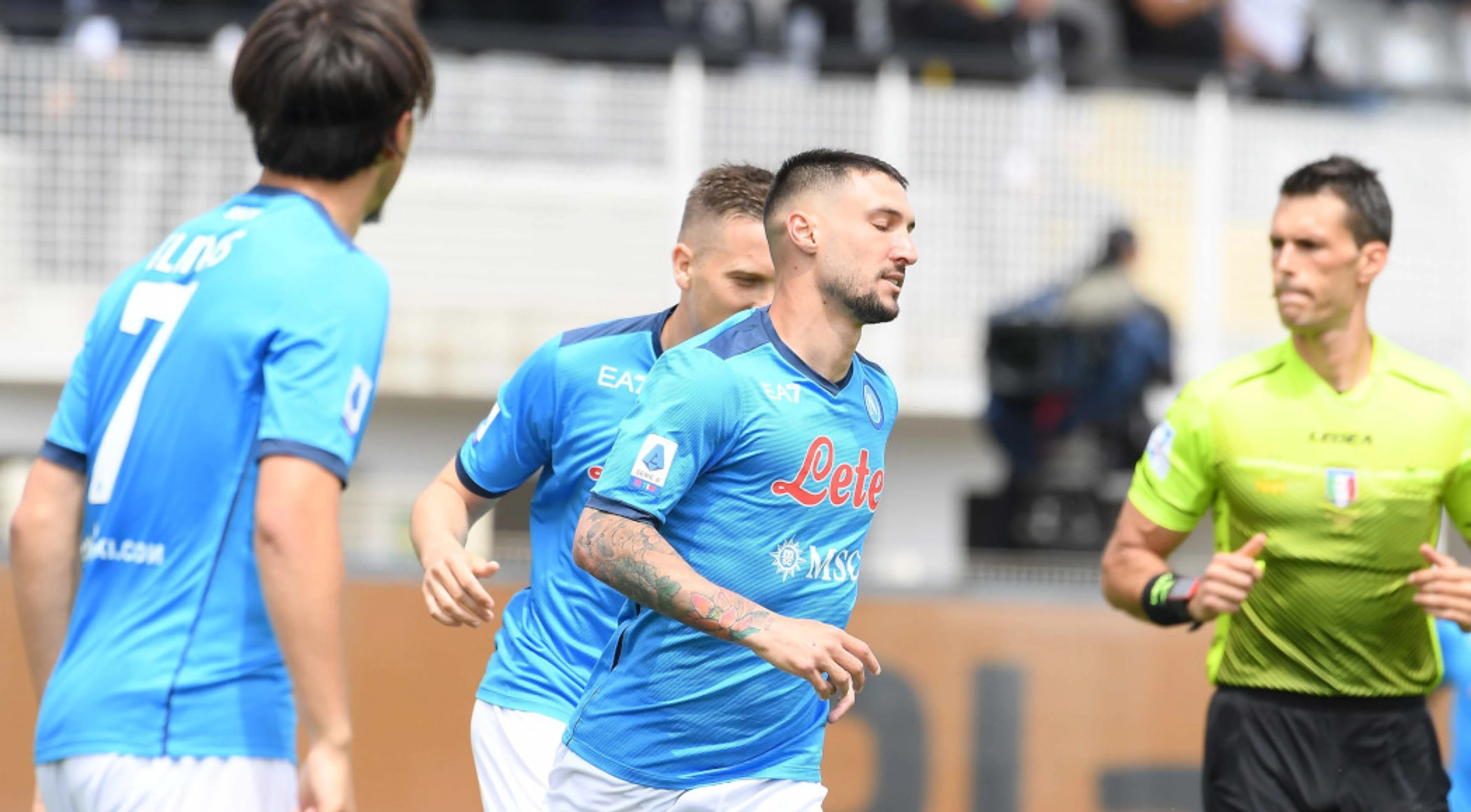 Napoli beat Spezia in match stopped for fan violence
