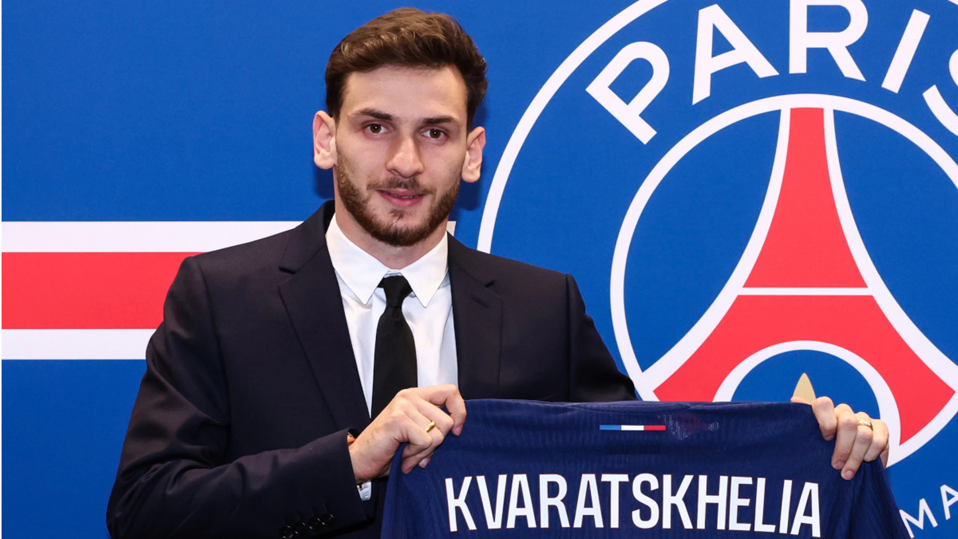 Kvaratskhelia leaves Napoli to join PSG
