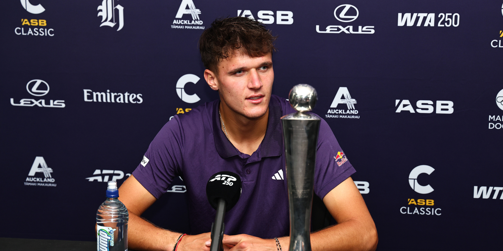 Mensik blasts to Auckland title ahead of Australian Open