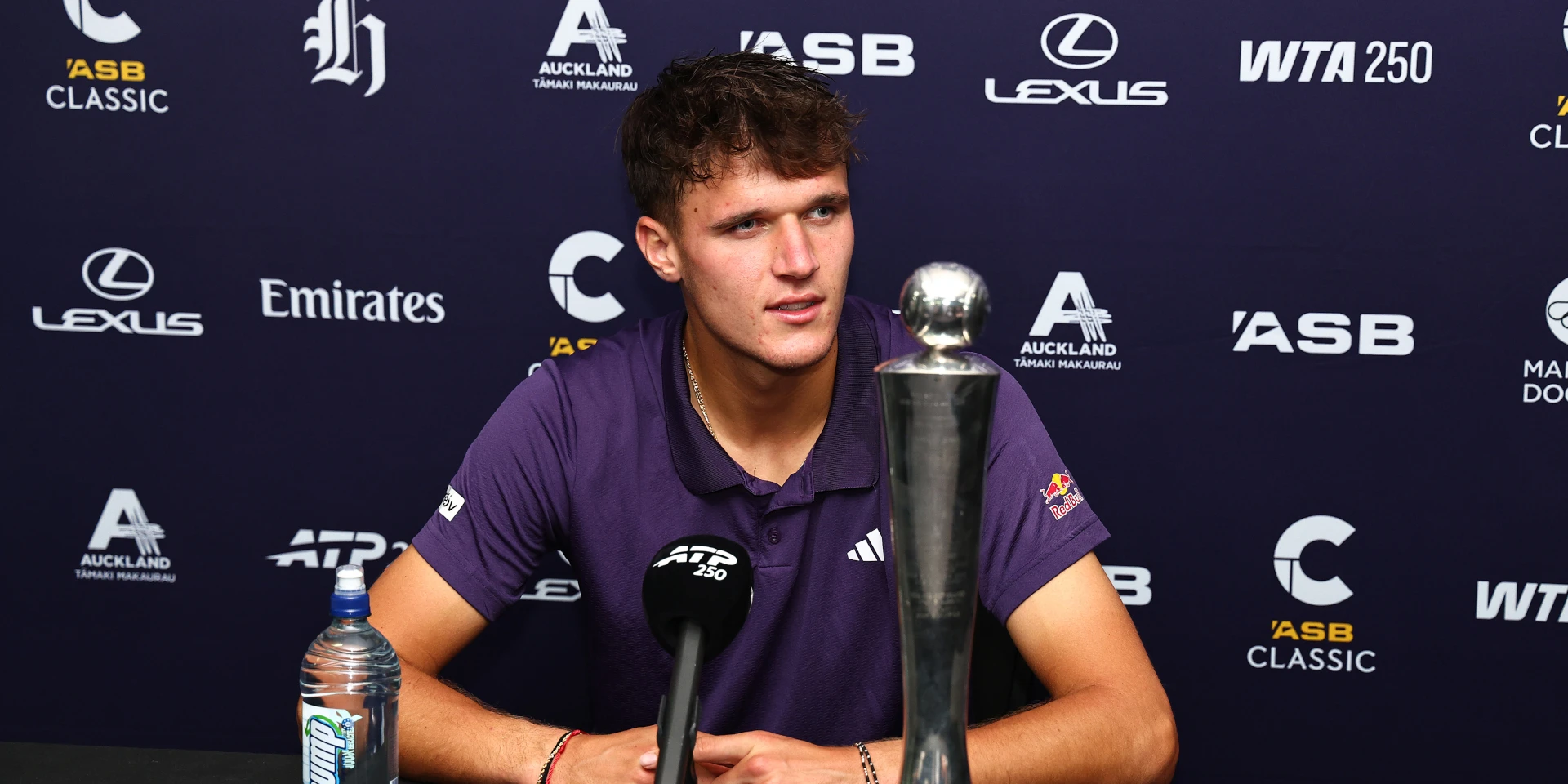 Mensik blasts to Auckland title ahead of Australian Open