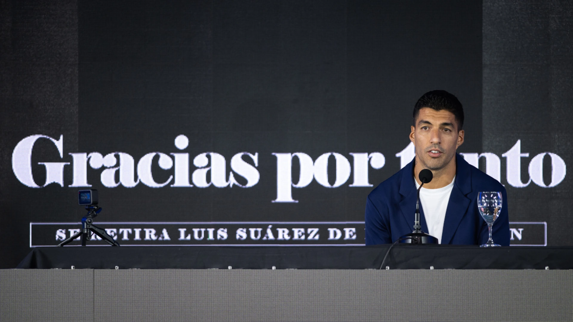 Uruguay star Luis Suarez announces retirement from international football