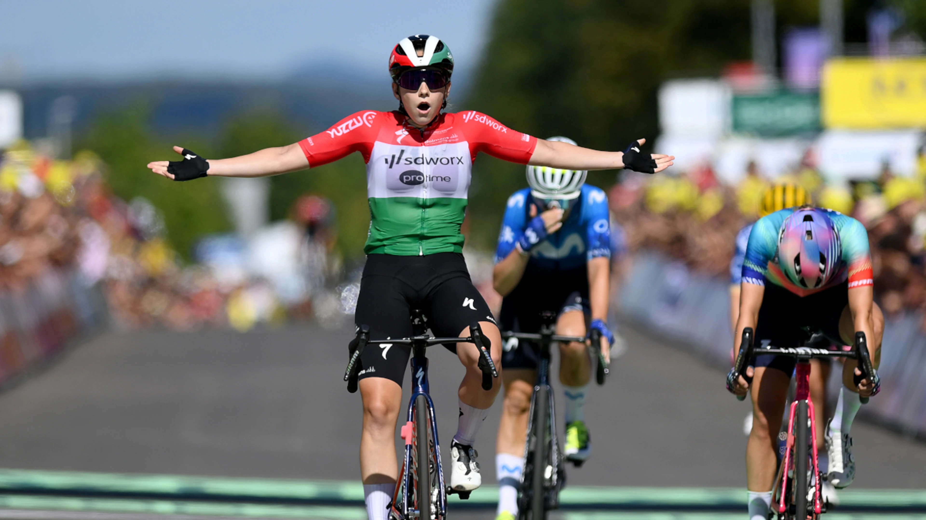 Vas wins stage five as Vollering crashes in women's Tour de France
