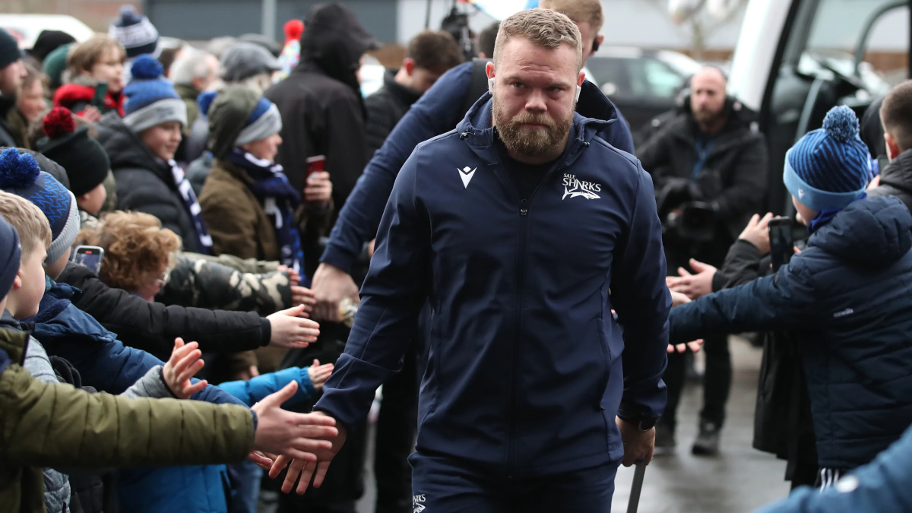 Bulls sign Akker and more